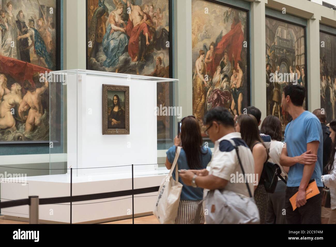 La Mona Lisa, de Léonard de Vinci, au Musée du Louvre à Paris touristes