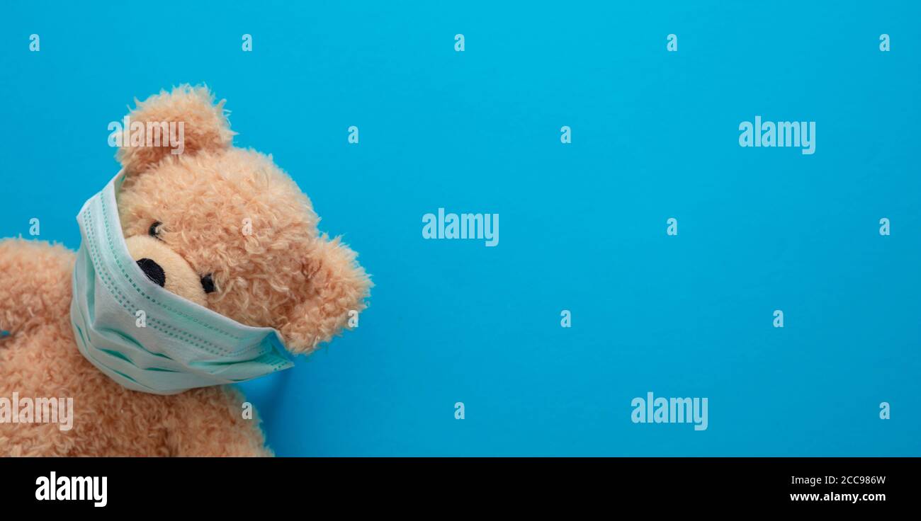 Enfants enfants concept de protection des p2,5 contre le coronavirus et la pollution. Τeddy porter un masque de protection sur fond bleu, un gabarit, une bannière Banque D'Images