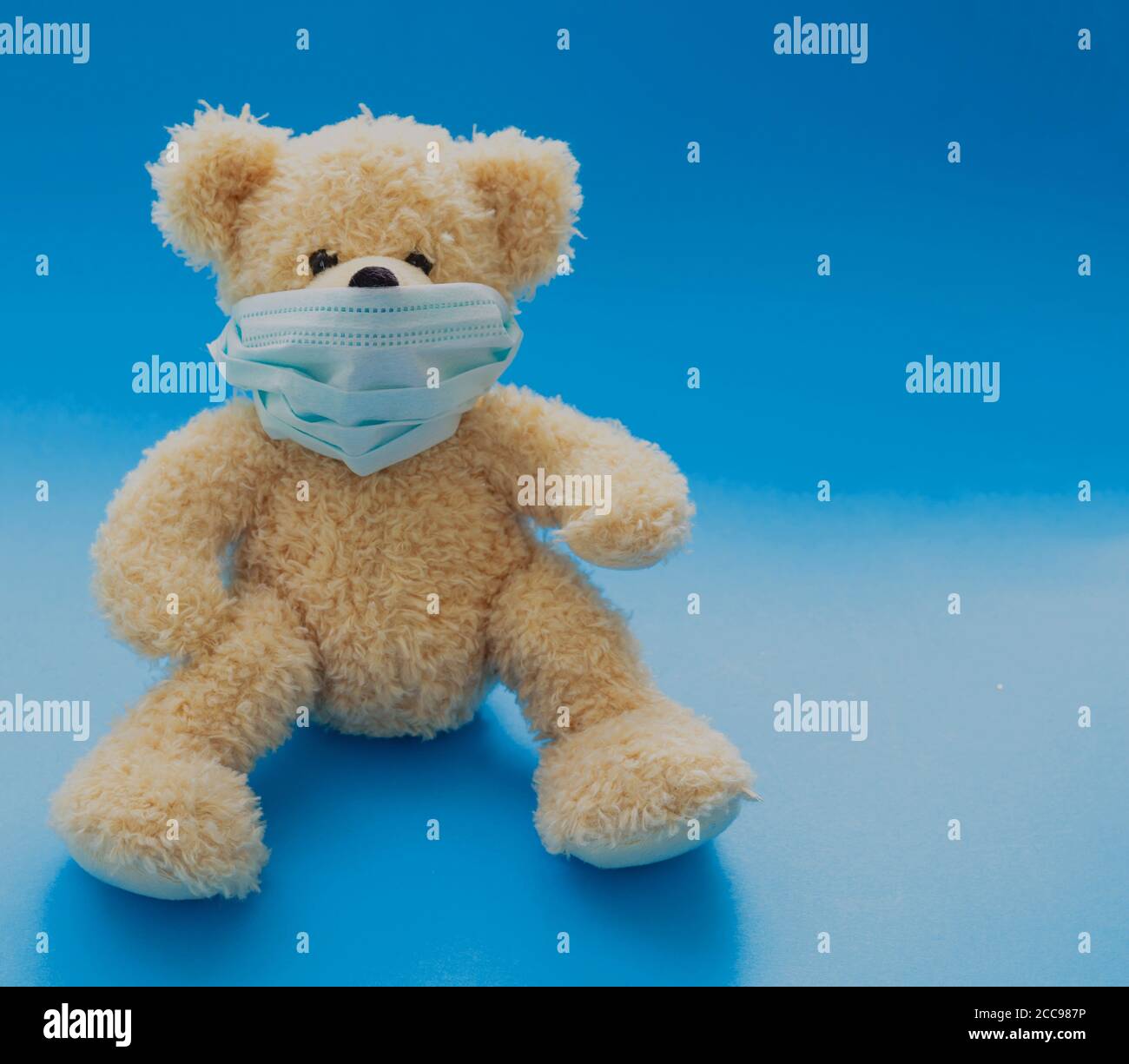 Enfants enfants concept de coronavirus et de protection contre la pollution. Τeddy poupée ours portant un masque de protection contre le virus corona, pollution de l'air p2,5, bl Banque D'Images