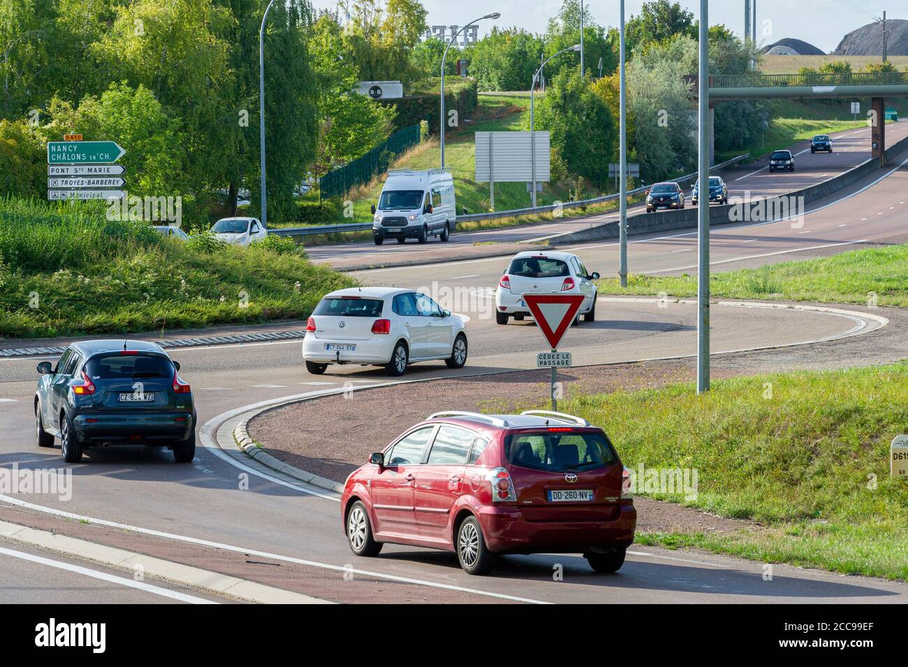 Circulation routière : voitures et camions au rond-point le long de la route B RD610-RD619, à la sortie de Saint-Parres-aux-Tertres près de Troyes (nord-est de la France) Banque D'Images