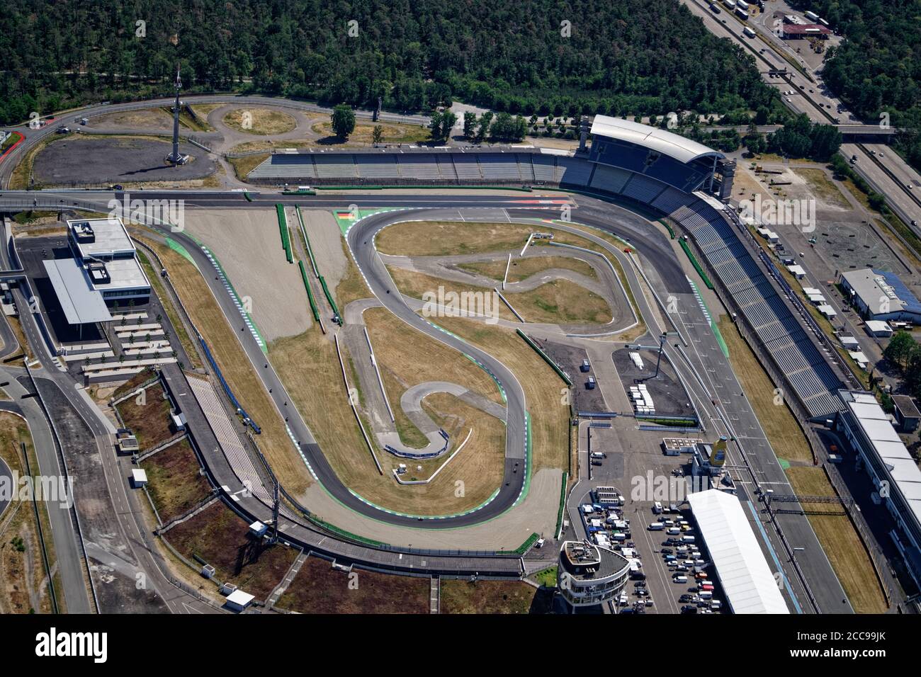 Vue aérienne au Hockenheim-Ring, célèbre circuit de course où se déroule le Grand Prix d'Allemagne tous les deux ans. Le Motodrom accueille 120,000 visiteurs. Banque D'Images