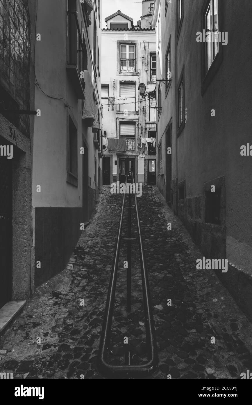 Vue verticale des anciennes ruelles étroites du quartier d'Alfama à Lisbonne, Portugal Banque D'Images