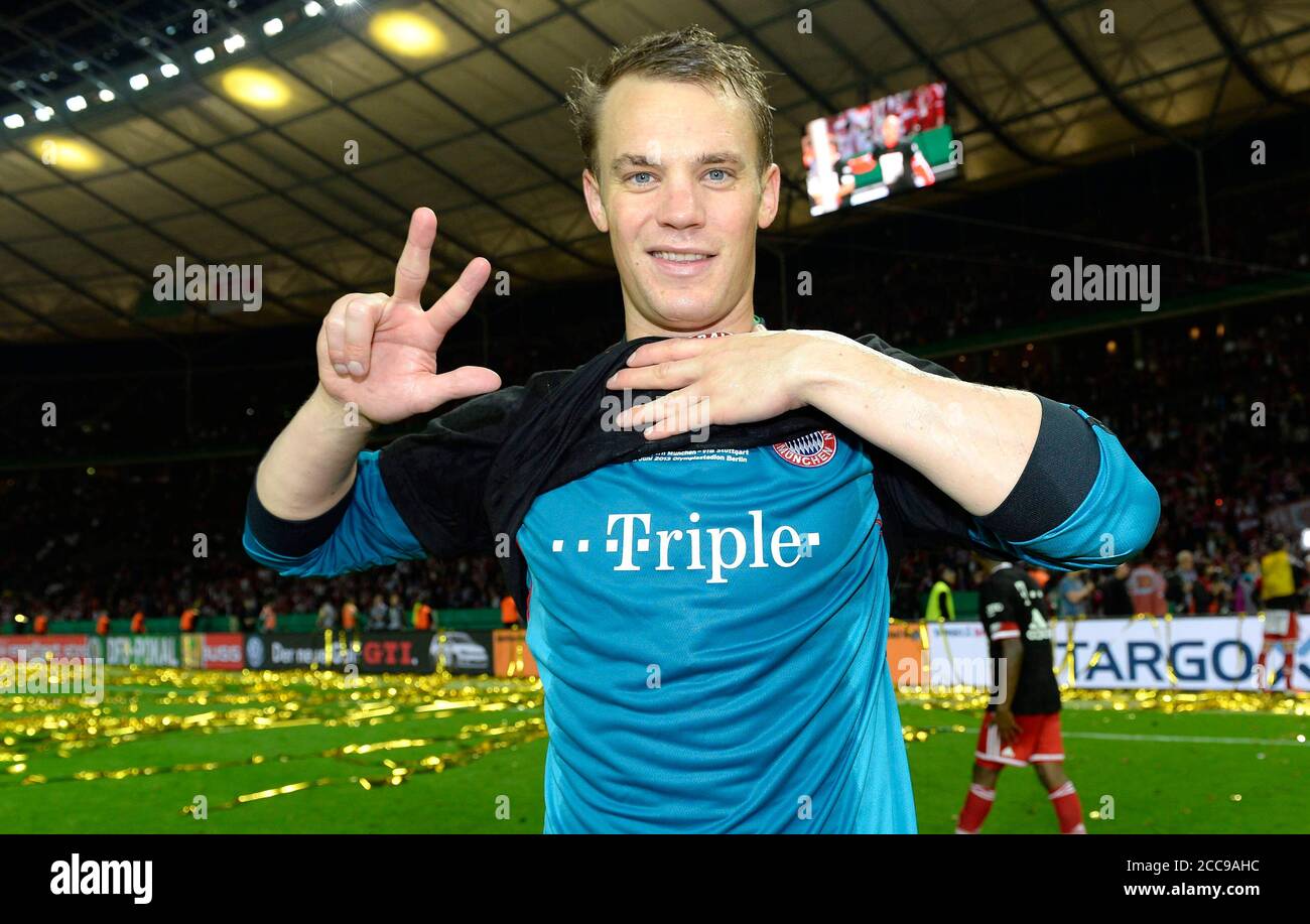 Berlin, Allemagne. 1er juin 2013. Football, football, finale de la coupe DFB à Berlin, finale de la coupe DFB, finale de la coupe DFB 2013, 01.06.2013, FC Bayern Munich, Muenchen - VFB Stuttgart 3 : 2 jubilation, joie, Manuel Neuer, Bayern montre son maillot, TRIPLE, triple, 3 pistes, geste, montre trois 3 doigts, rires, geste | usage dans le monde entier crédit: dpa/Alamy Live News Banque D'Images