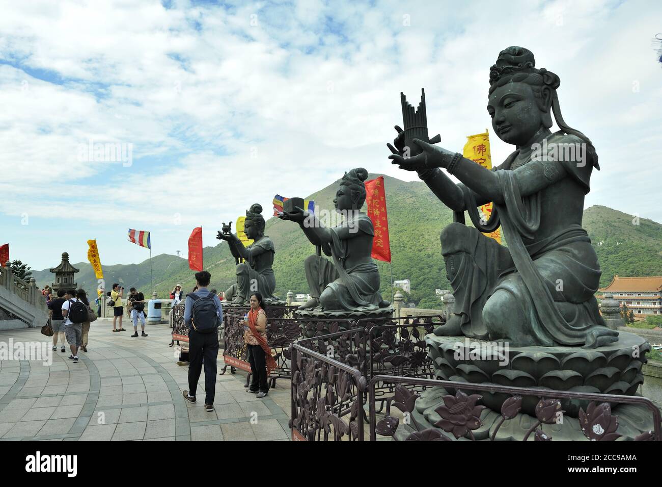 Trois des statues de bronze connues sous le nom de « l'offrande des six Devas » entourant le Bouddha Tian Tan (Grand Bouddha), Ngong Ping, île Lantau, Hong Kong Banque D'Images