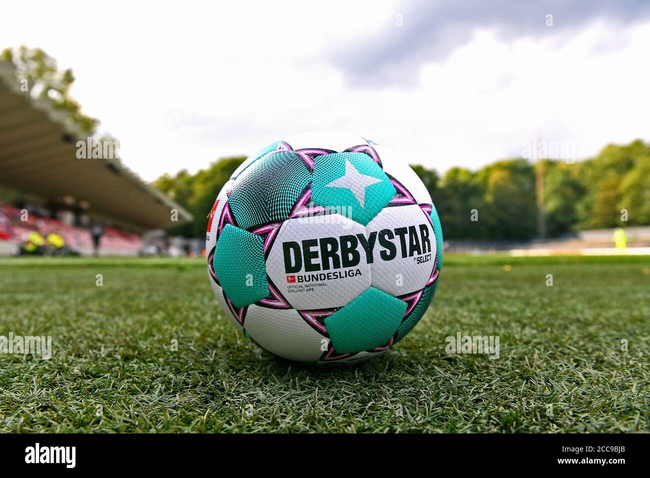 Le ballon de ligue officiel de Derbystar pour le 1er Bundesliga allemand devant un drapeau d'angle. Banque D'Images