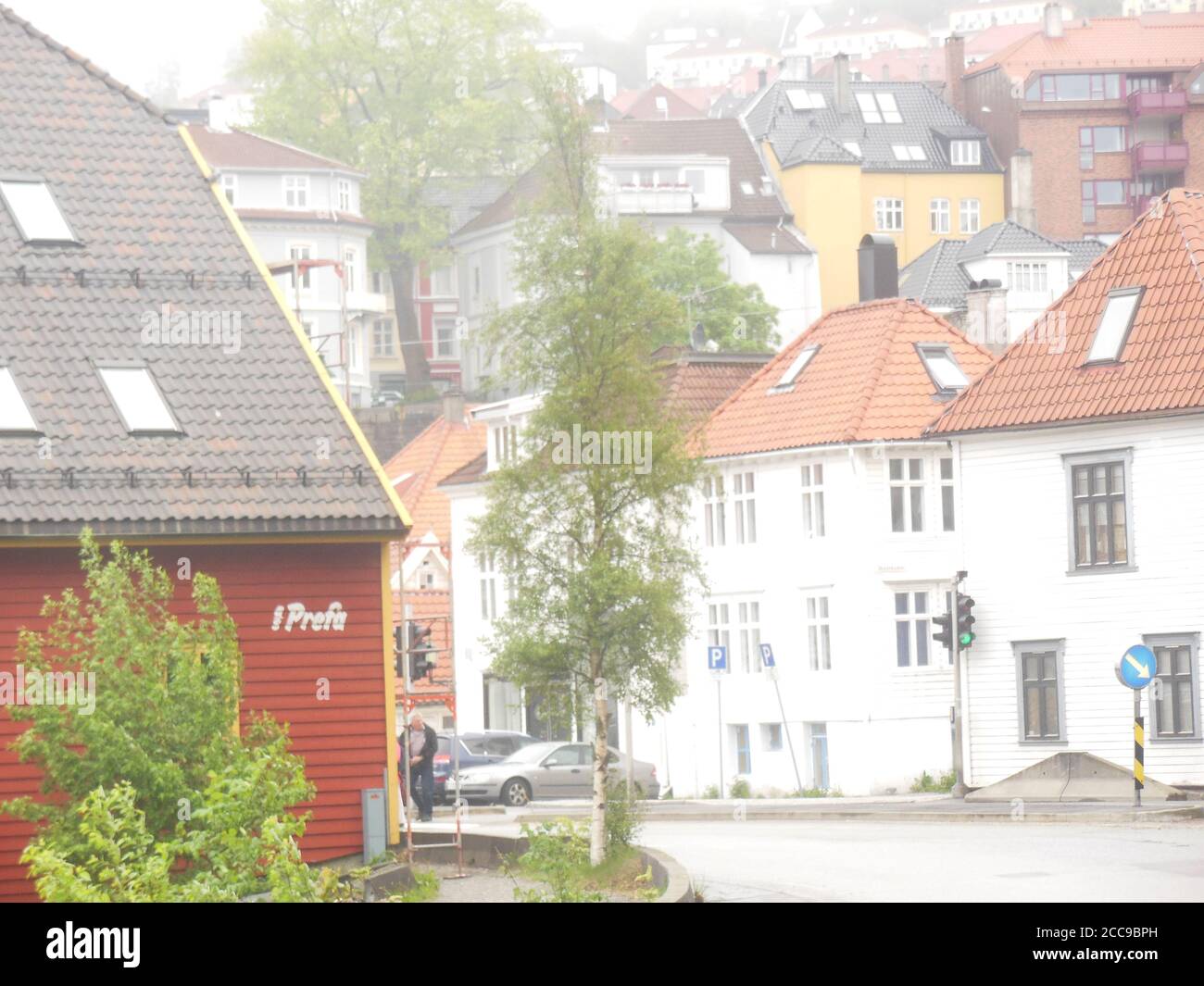 magnifique village norvégien couvert de brouillard pendant la journée Banque D'Images
