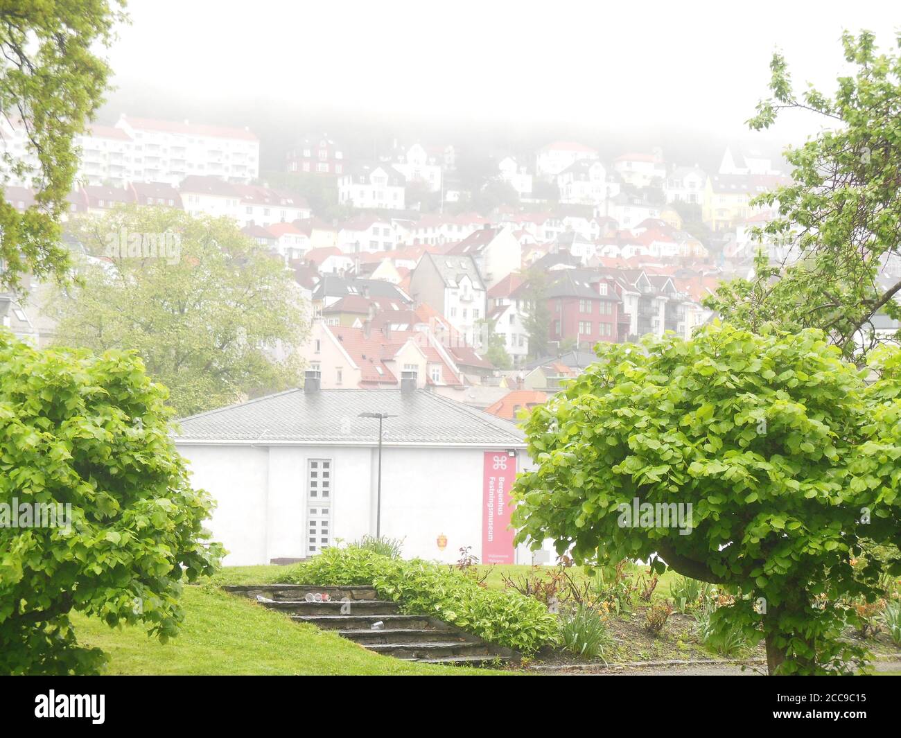 magnifique village norvégien couvert de brouillard pendant la journée Banque D'Images
