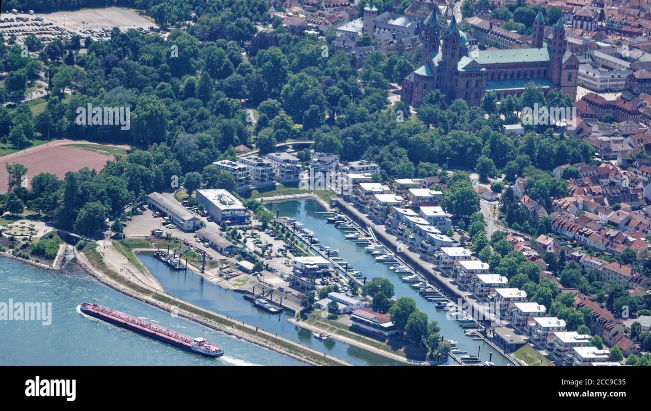 Un port de plaisance moderne avec appartements en copropriété à proximité de la cathédrale de Speyer, classée au patrimoine mondial de l'UNESCO, offre un accès direct au Rhin, la grande voie navigable. Banque D'Images