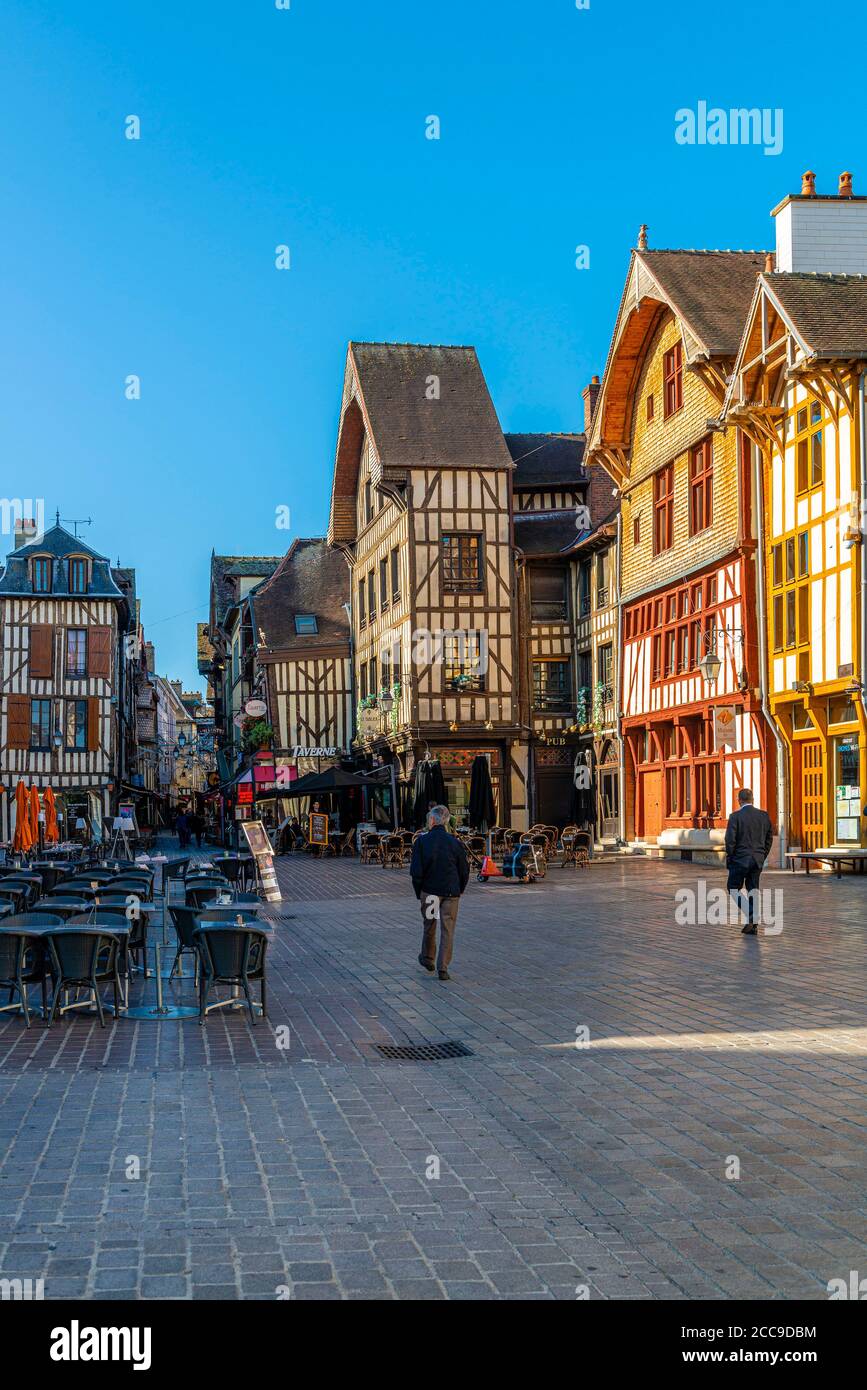 Troyes (nord-ouest de la France) : atmosphère sur la place Alexandre Israël, au centre-ville Banque D'Images