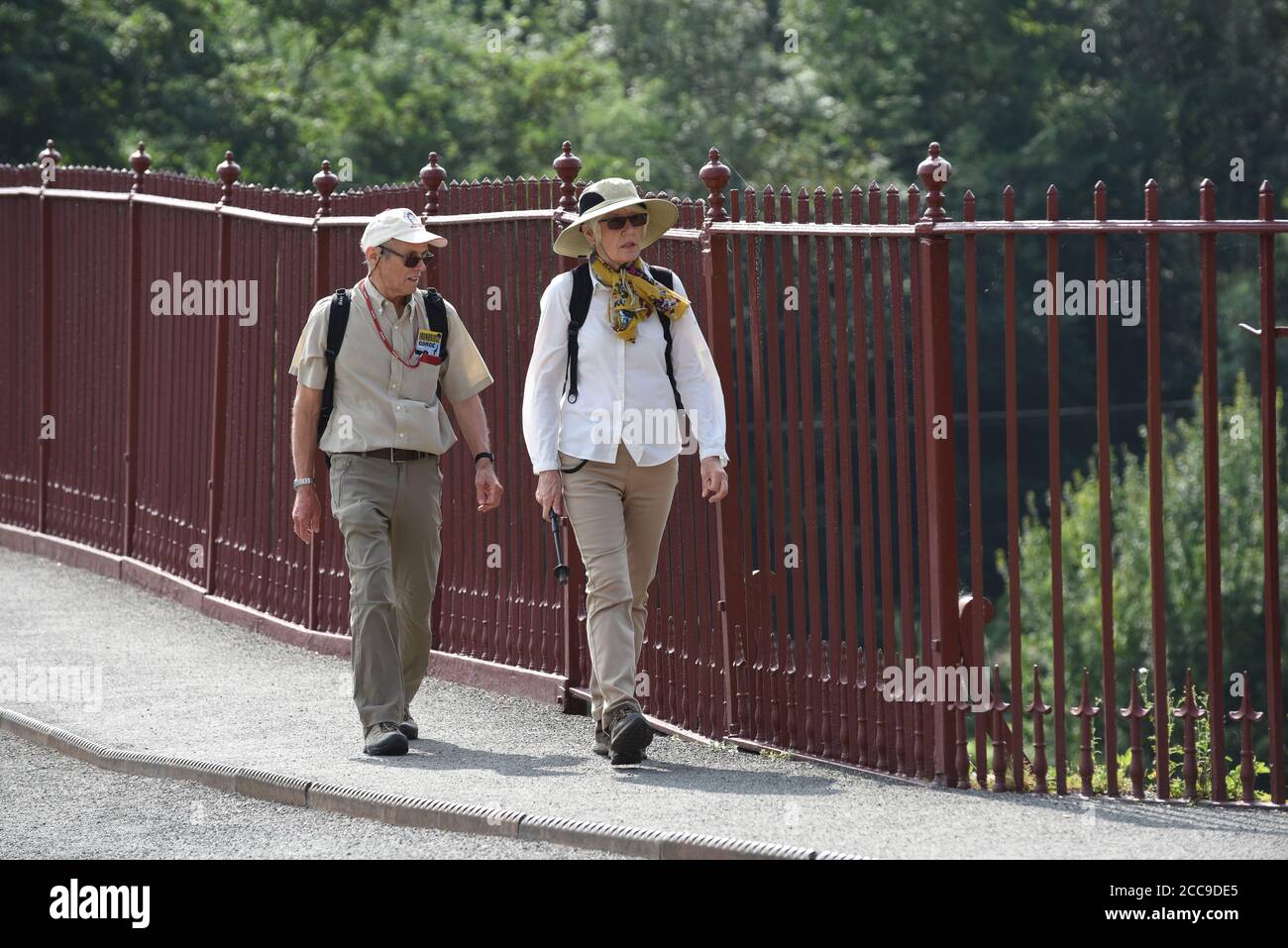 Couple d'âge mûr visitant la gorge d'Ironbridge et Ironbridge en 2020 Banque D'Images