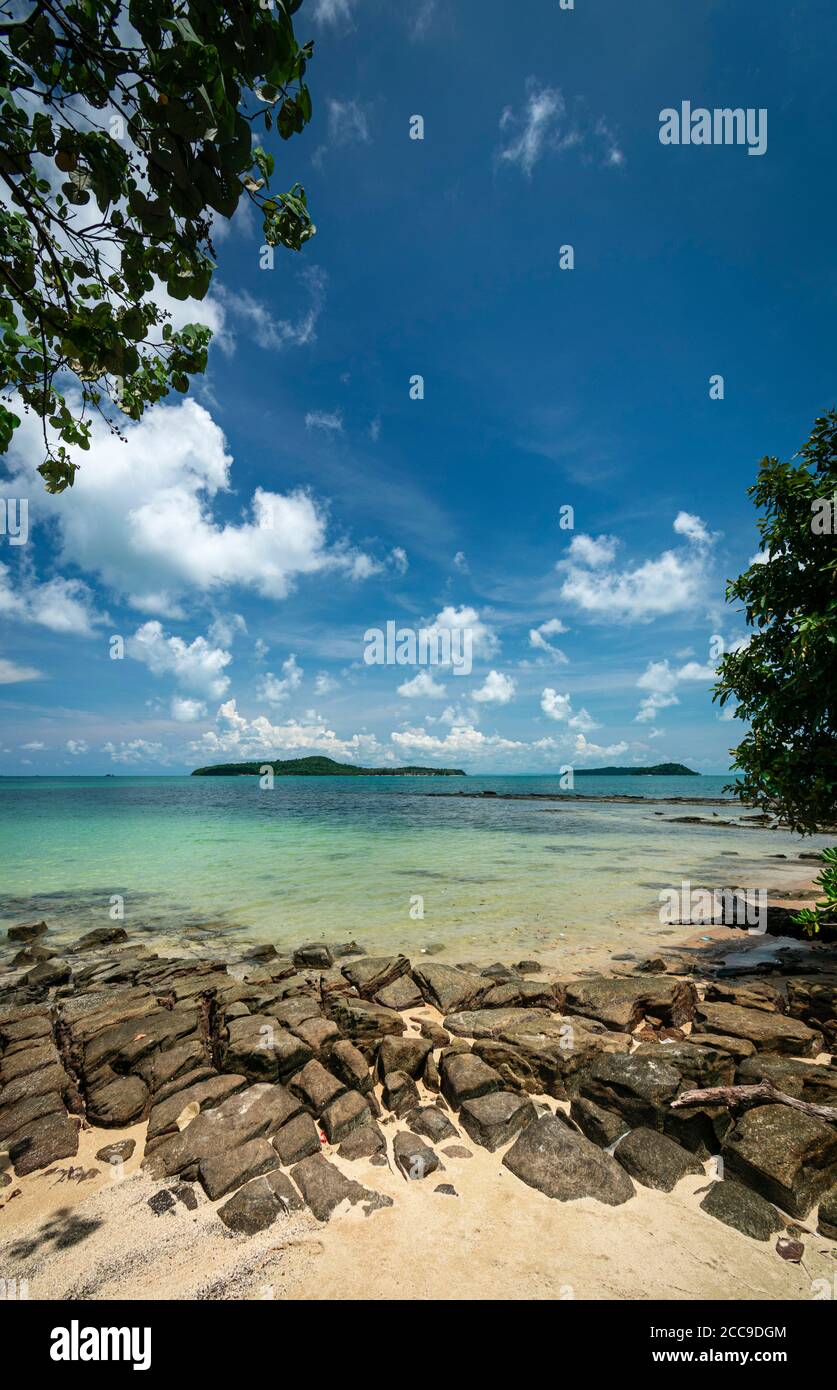 vue sur la plage sur la côte sud de l'île de koh ta kiev près de sihanoukville cambodge Banque D'Images