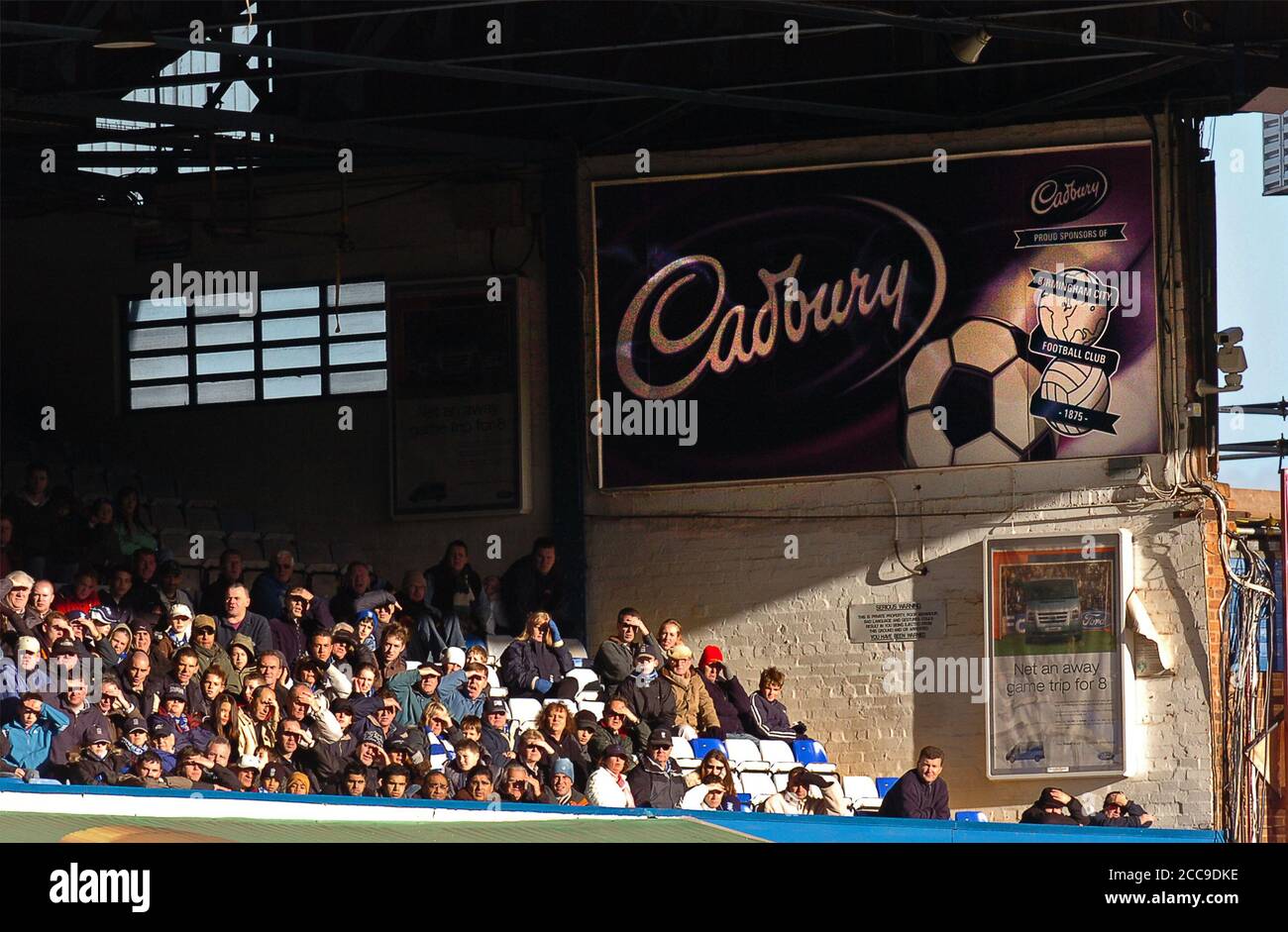 Supporters de football et publicité sur panneau publicitaire pour le chocolat de Cadbury à Birmingham Match de football de la ville au stade St Andrews 18 novembre 2006 Banque D'Images