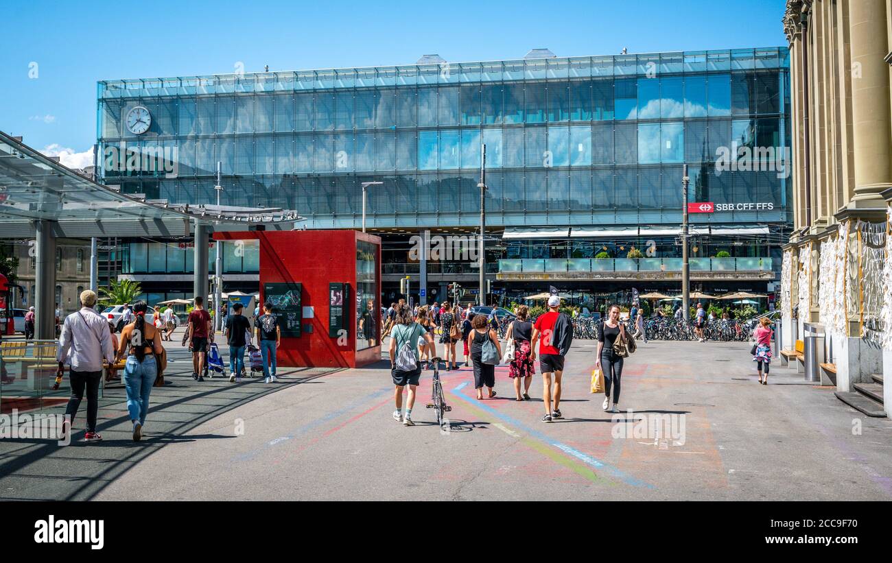 Berne Suisse , 27 juin 2020 : vue de face de la gare SBB de Berne avec des personnes sur la place Bahnhofplatz dans la vieille ville de Berne Suisse Banque D'Images