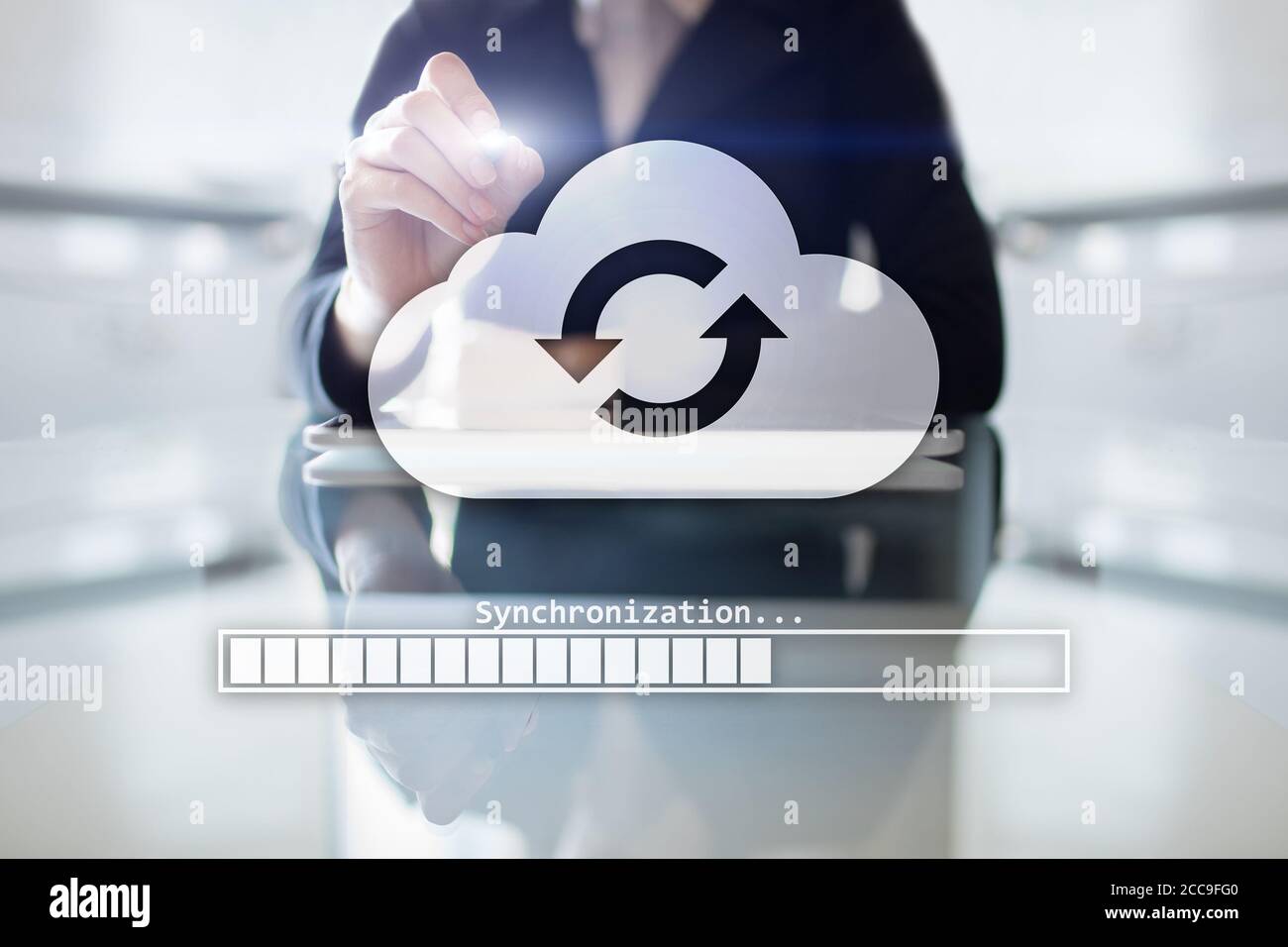 Synchronisation Cloud, stockage de données, concept Internet et informatique sur écran virtuel Banque D'Images