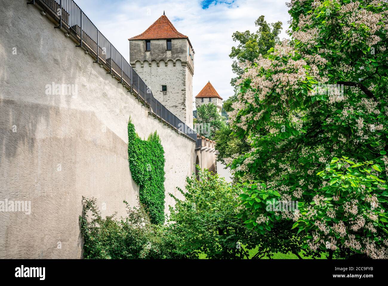 Vue sur le mur de Lucerne, les anciens remparts et les tours Et arbre plein de fleurs blanches à Lucerne Suisse Banque D'Images