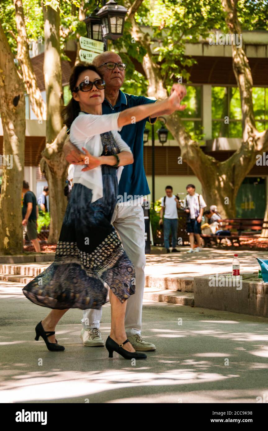 Un couple danse dans le Fuxing Park de Shanghai. Banque D'Images