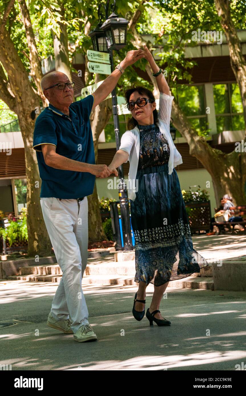 Un couple danse dans le Fuxing Park de Shanghai. Banque D'Images