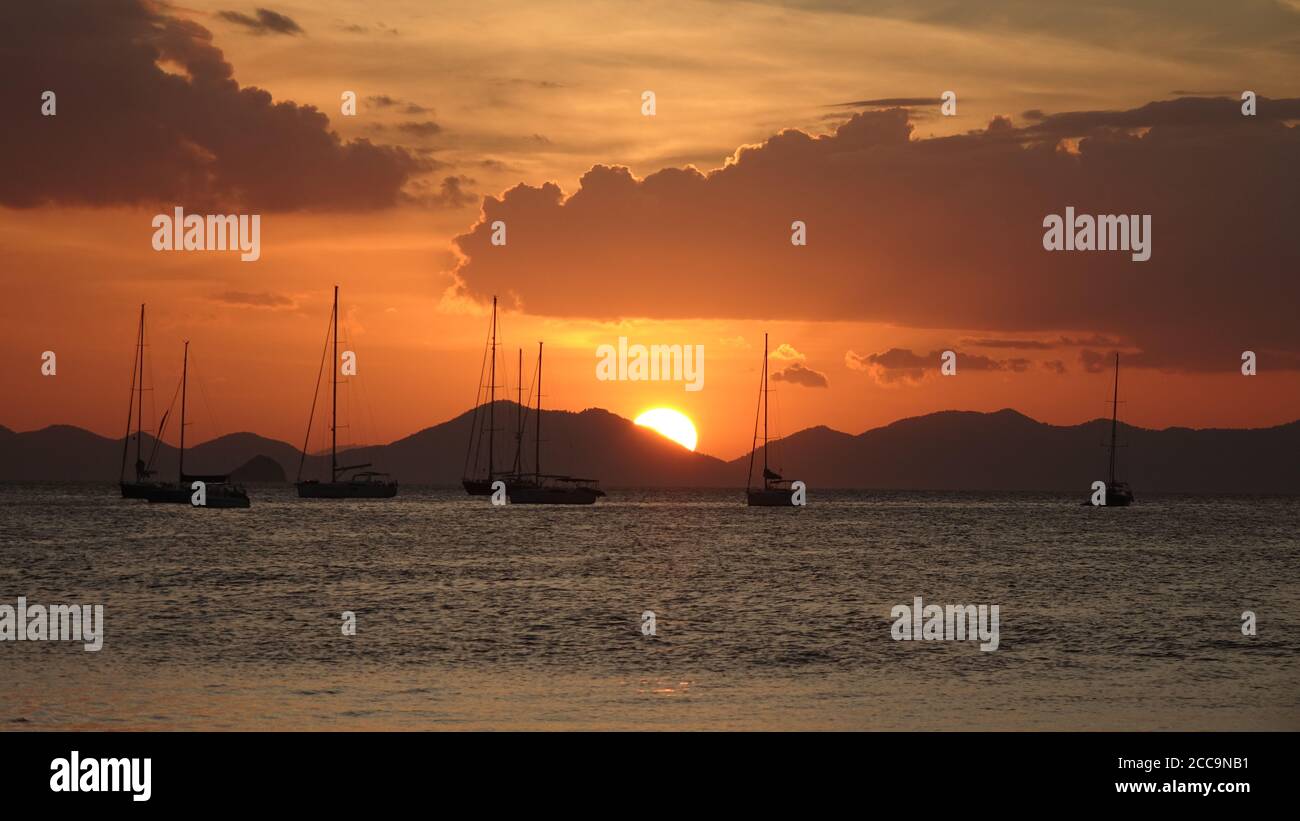 Coucher de soleil sur l'océan avec ciel orange à Phra nang Beach à Railay, Krabi, Thaïlande. Banque D'Images