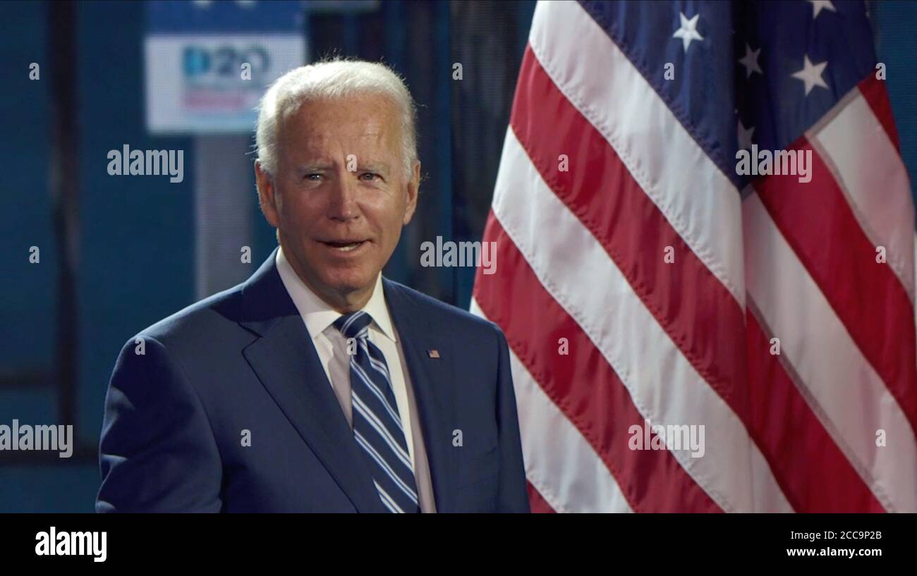 Dans cette image tirée de la vidéo de la convention nationale démocratique, l'ancien vice-président des États-Unis Joe Biden, le candidat du Parti démocrate 2020 pour le président des États-Unis, apparaît après le sénateur américain Kamala Harris (démocrate de Californie), le candidat du Parti démocrate pour le vice-président des États-Unis, Prononce son discours d'acceptation la troisième nuit de la convention le lundi 17 août 2020.Credit: Convention nationale démocratique via CNP /MediaPunch Banque D'Images