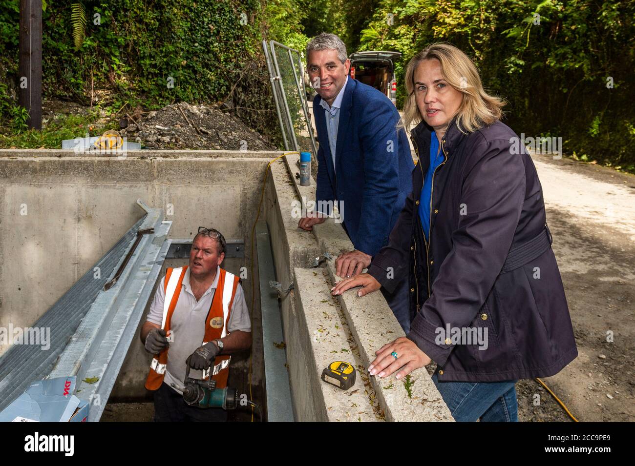 Skibbereen, West Cork, Irlande. 20 août 2020. Sénateur Tim Lombard et Cllr. Karen Coakley inspecte les réparations effectuées sur le ponceau dans 'la coupe' à Skibbereen après les inondations de la nuit dernière. Un entrepreneur installe des « filtres à déchets » pour éviter que les drains ne se boudent. Crédit : AG News/Alay Live News Banque D'Images