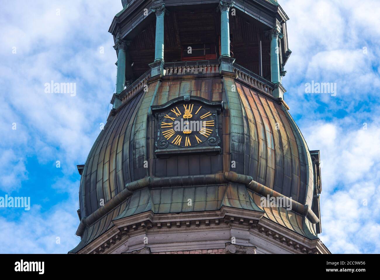 Gros plan de la flèche avec l'horloge de l'église Saint-Pierre, vieille ville de Riga, Lettonie Banque D'Images