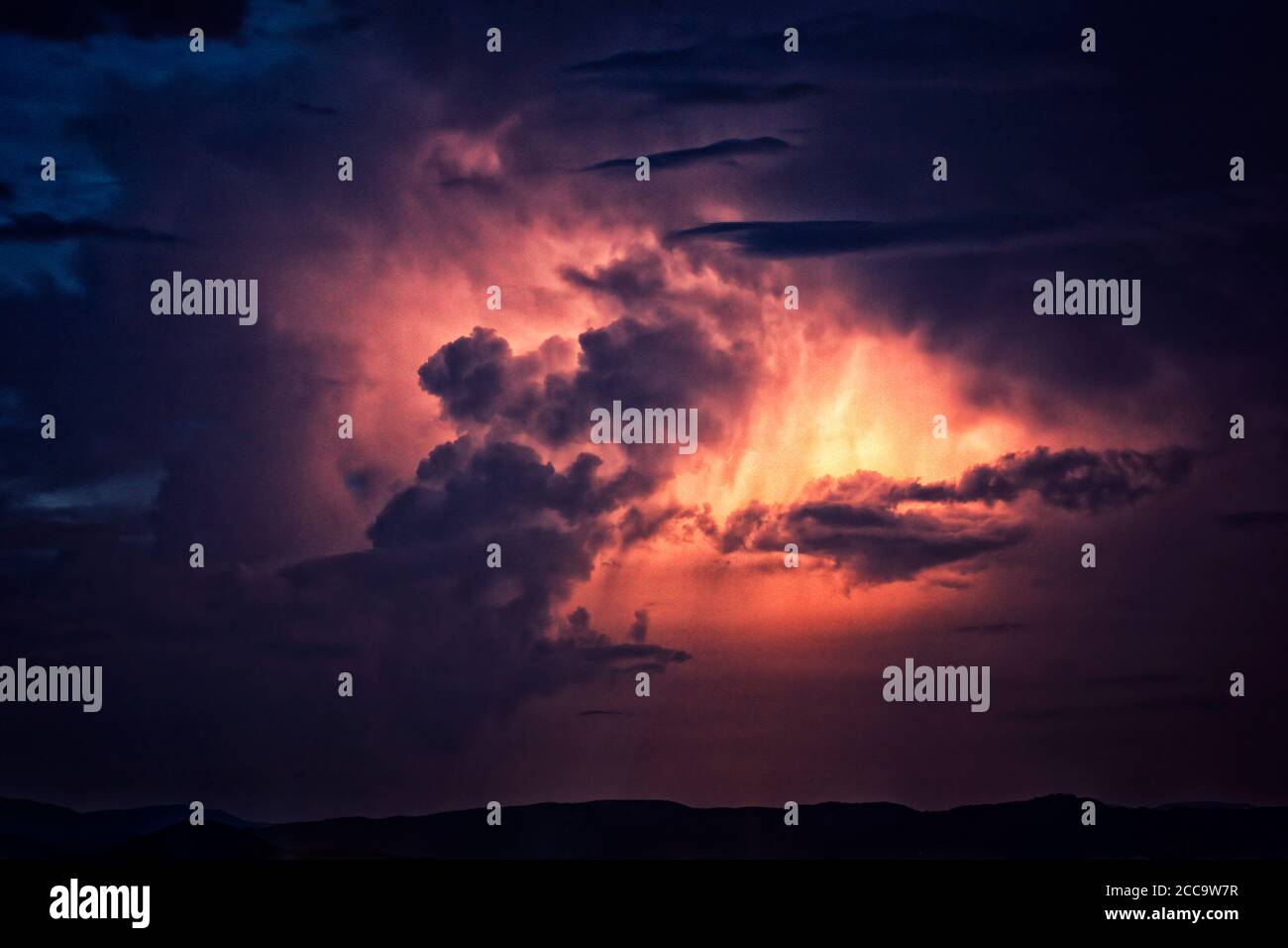 La foudre Cloud to Cloud illumine un orage en Caroline du Nord au-dessus de Blue Ridge. Banque D'Images