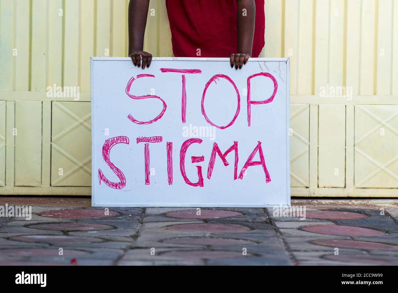 Personne noire portant un signe avec le texte « Stop stigmate » Banque D'Images