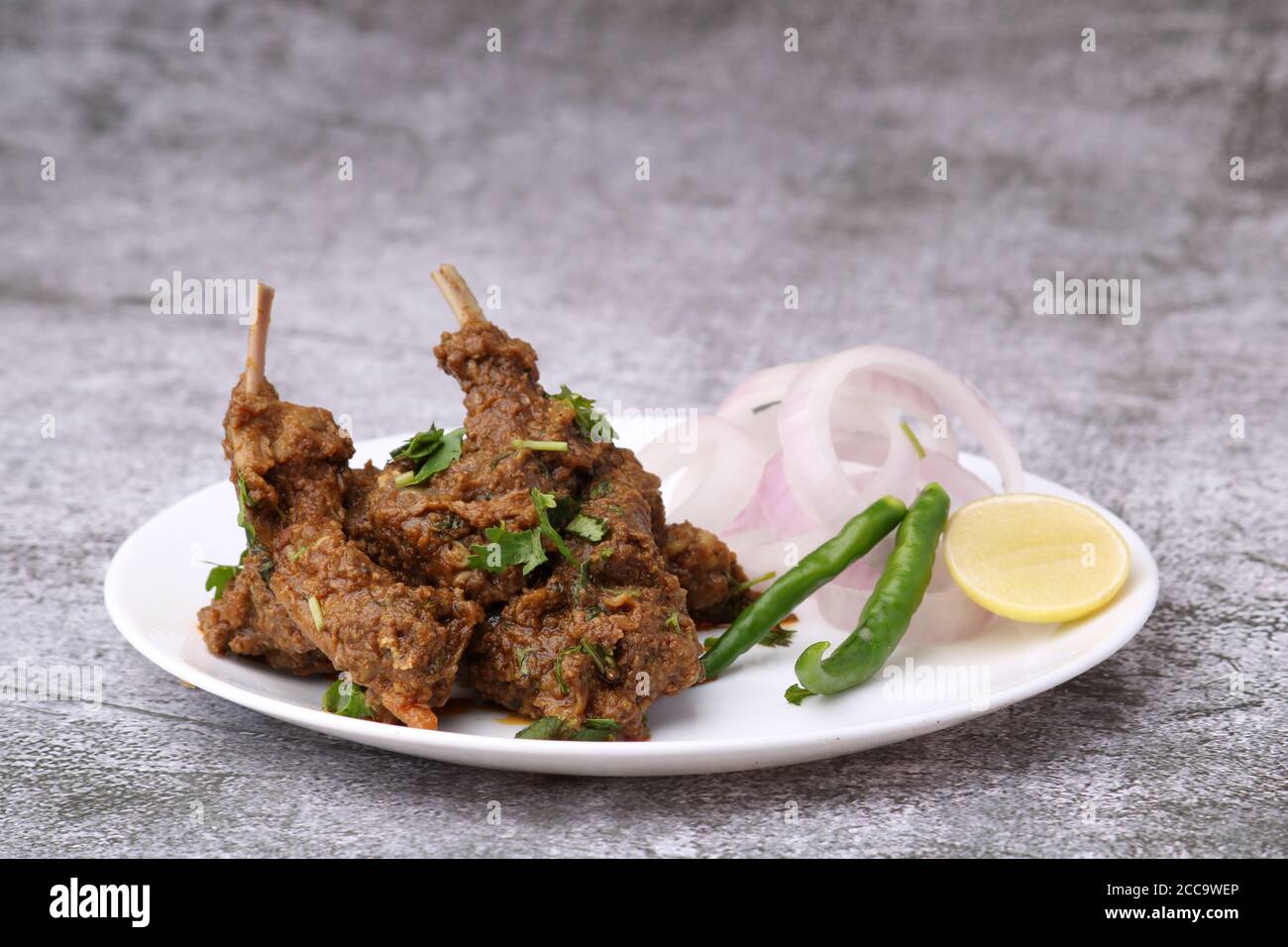 Bhuna Gosht mutton masala OU curry d'agneau indien avec oignon Servi dans une assiette sur fond de moody Banque D'Images