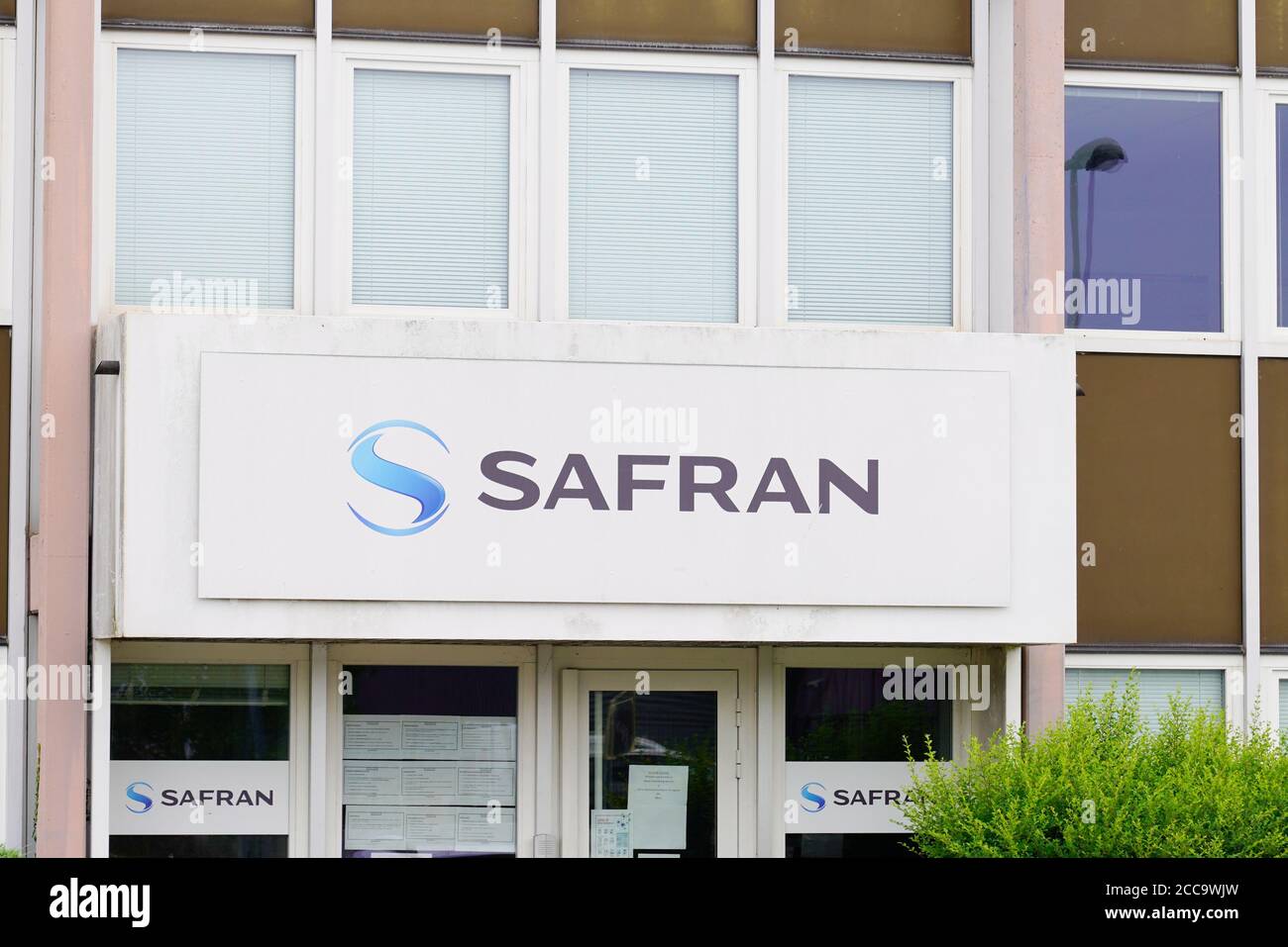 Bordeaux , Aquitaine / France - 08 15 2020 : logo Safran sur le bâtiment de la compagnie aéronautique multinationale française aéronautique fusée aéromoteur aerospa Banque D'Images