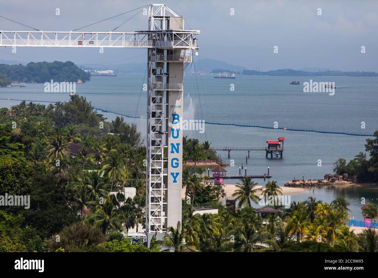 Un chercheur de sensations fortes a fait un saut à l'élastique de 47 mètres d'une tour structurelle à Sentosa, à Singapour. Banque D'Images