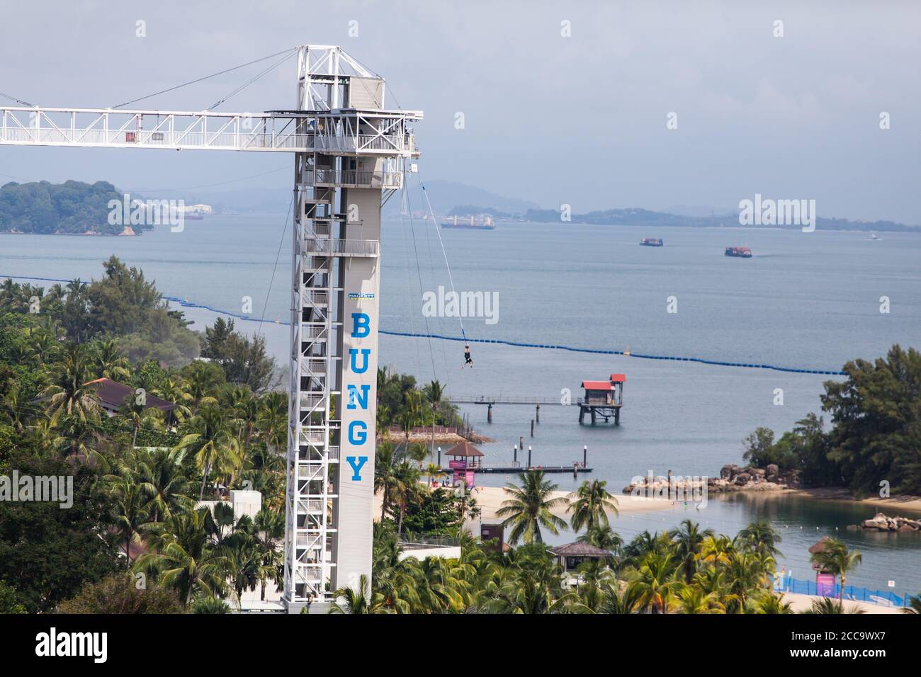 Un utilisateur payant a fait un saut à l'élastique de 47 mètres de haut de la tour érigée à Sentosa, à Singapour. Banque D'Images
