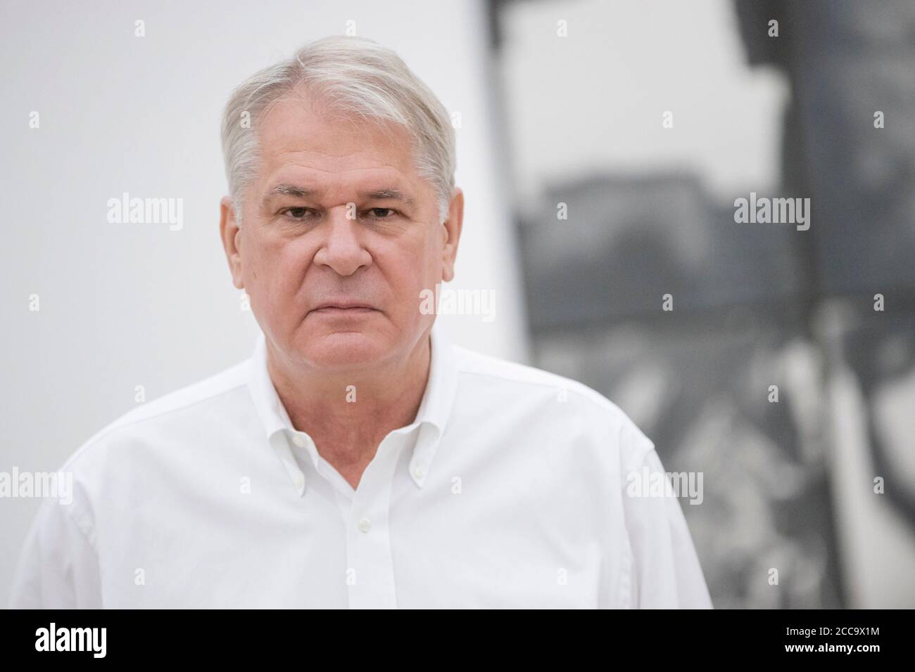 Berlin, Allemagne. 20 août 2020. Thomas Weski, conservateur de l'exposition 'Michael Schmidt - rétrospective. Photographies 1965-2014', est présenté dans l'exposition spéciale 'Michael Schmidt - Retrospective. Photographies 1965-2014' dans la gare de Hamburger. L'exposition ouvre de 23.08.2020 à 17.01.2021. En plus de trois groupes d'œuvres de 1987 à 2012 et d'autres photographies originales, l'exposition présente le développement de l'œuvre artistique de Schmidt à l'aide de gravures non publiées, de brouillons de livres et de documents d'archives. Credit: Christoph Soeder/dpa/Alay Live News Banque D'Images