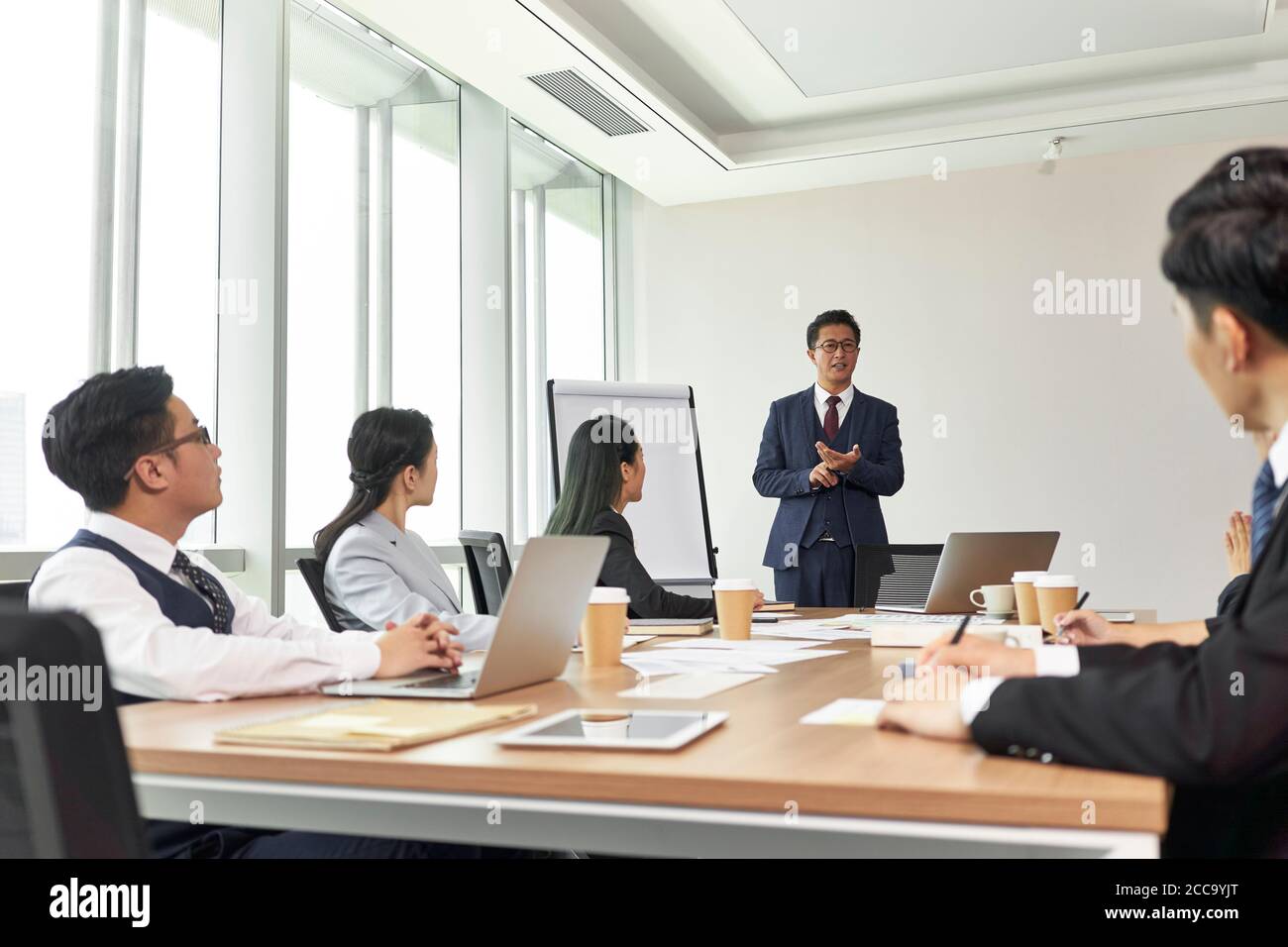 un cadre d'entreprise asiatique prononce un discours lors d'une réunion d'équipe à bureau Banque D'Images