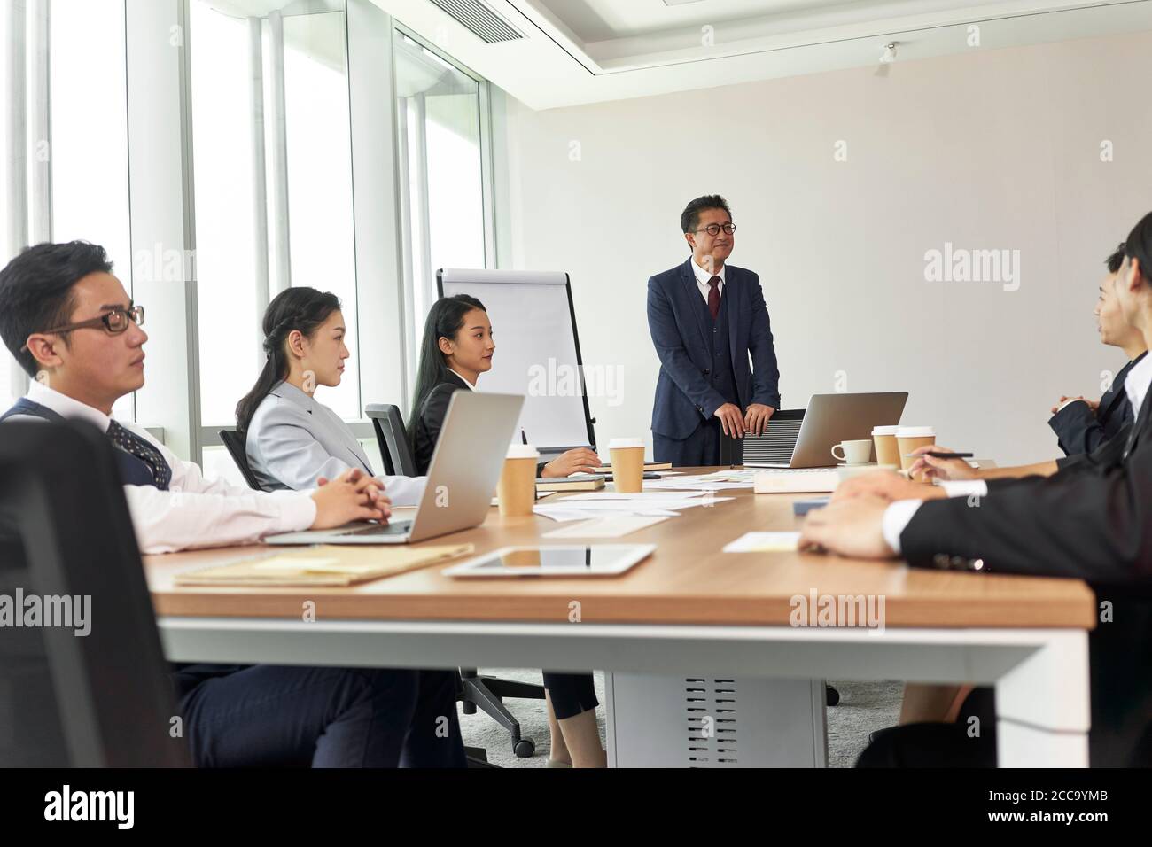 un cadre d'entreprise asiatique animant une discussion pendant une réunion d'équipe à bureau Banque D'Images