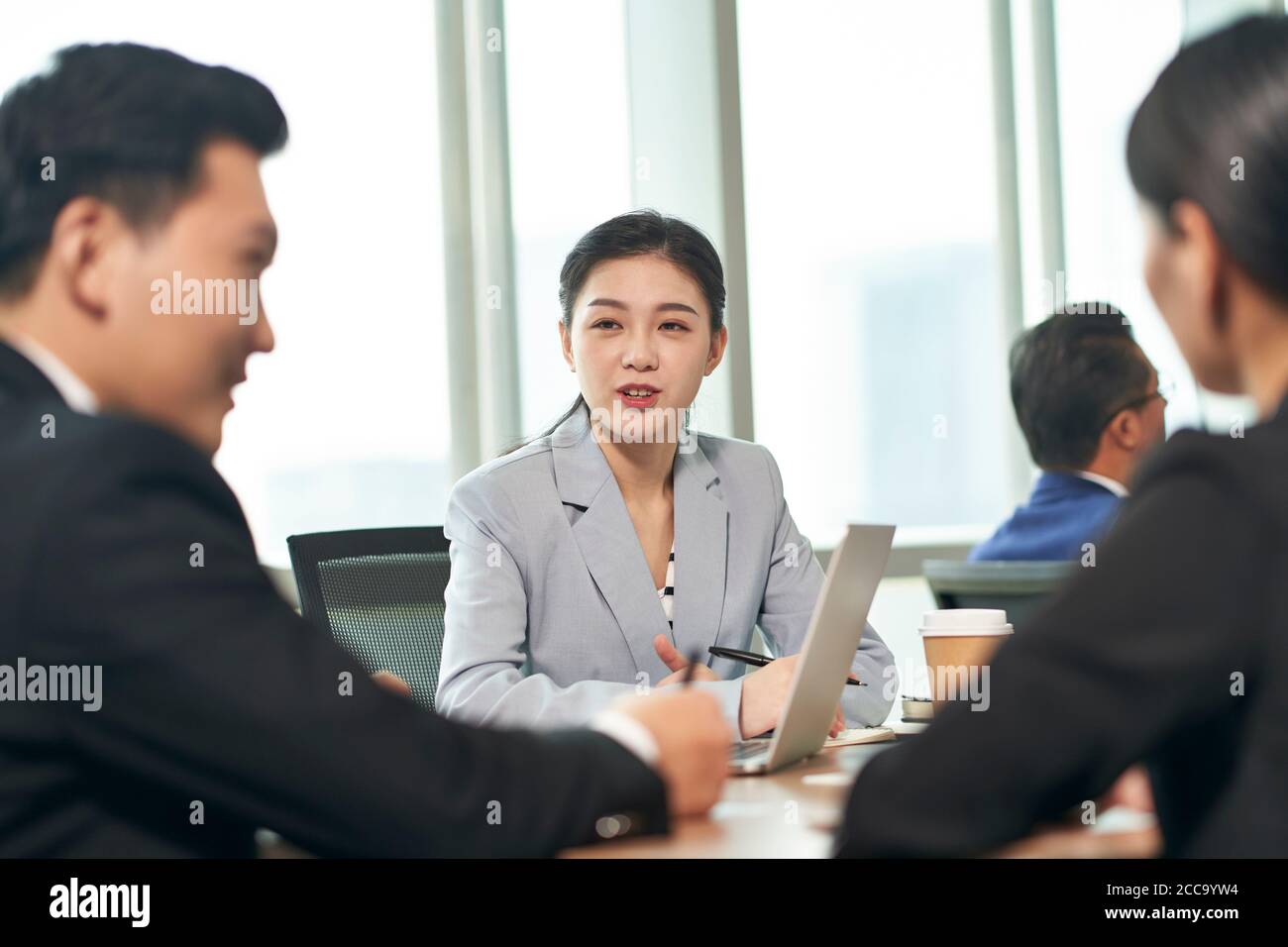 une équipe de dirigeants d'entreprise asiatiques discutant des affaires au bureau Banque D'Images