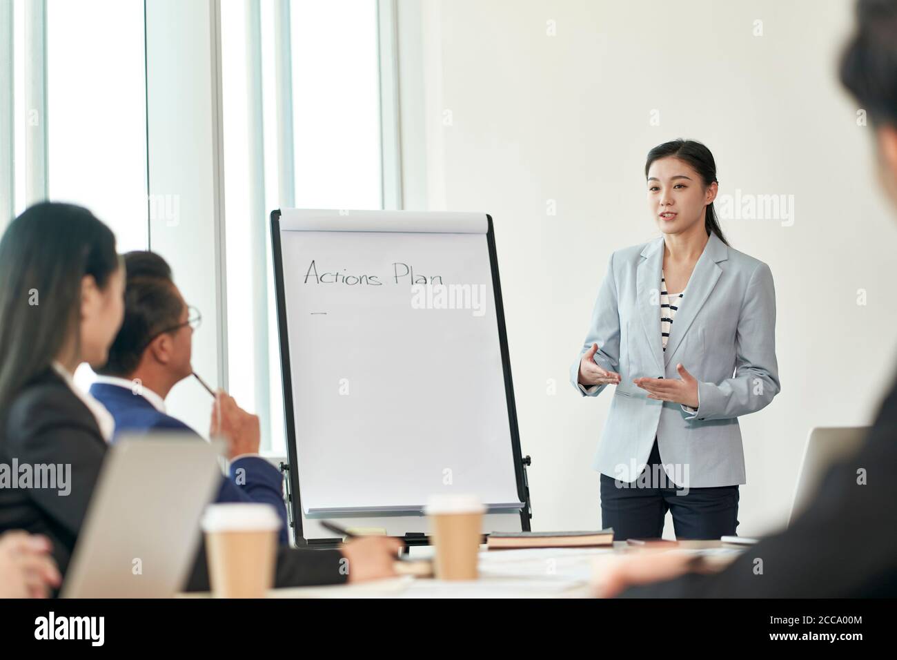jeune femme d'affaires asiatique animant une discussion pendant une réunion d'équipe au bureau Banque D'Images
