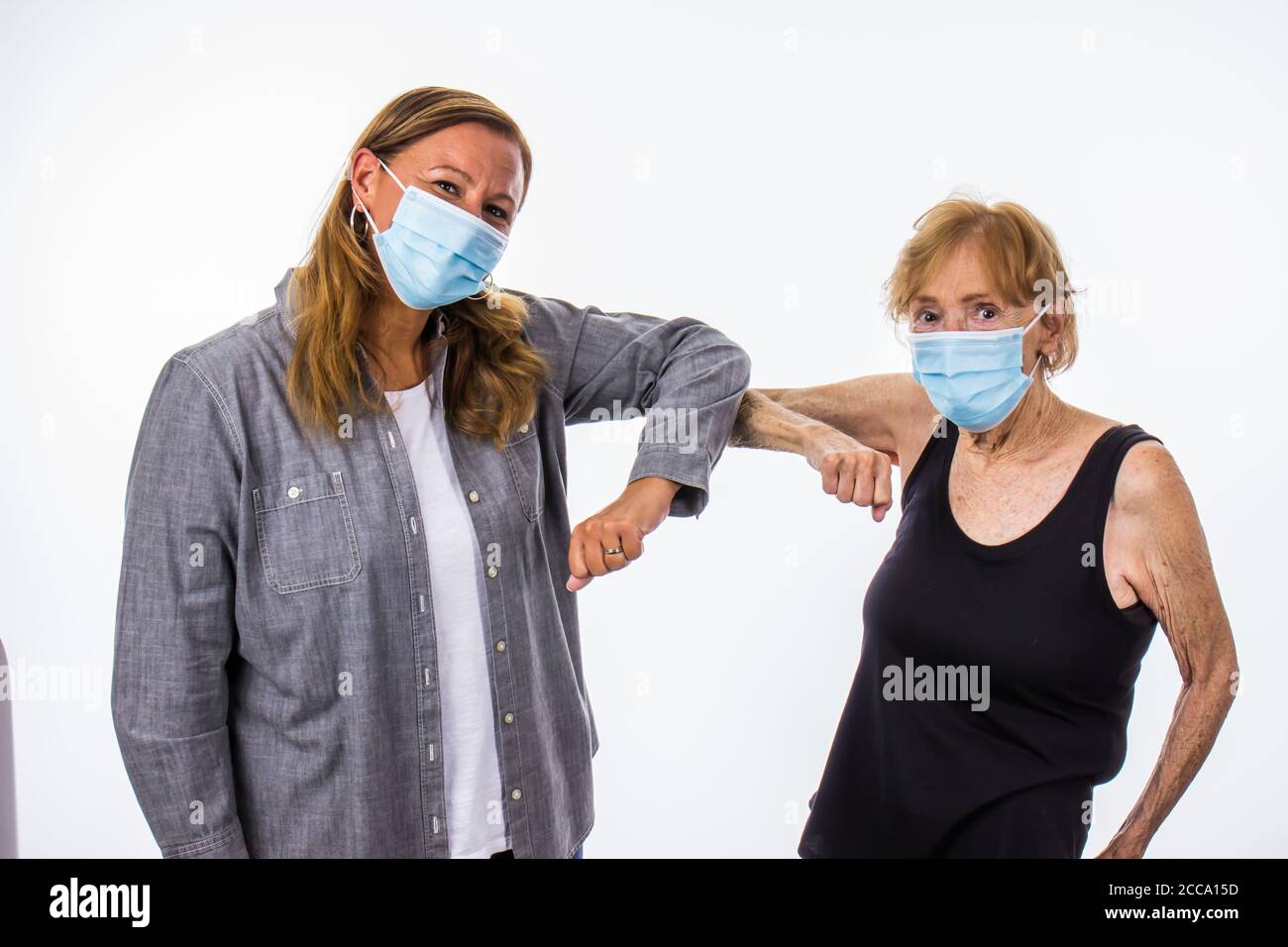 Mère et fille Vert avec coude et bosse avant-bras pendant Épidémie de virus Corona Banque D'Images