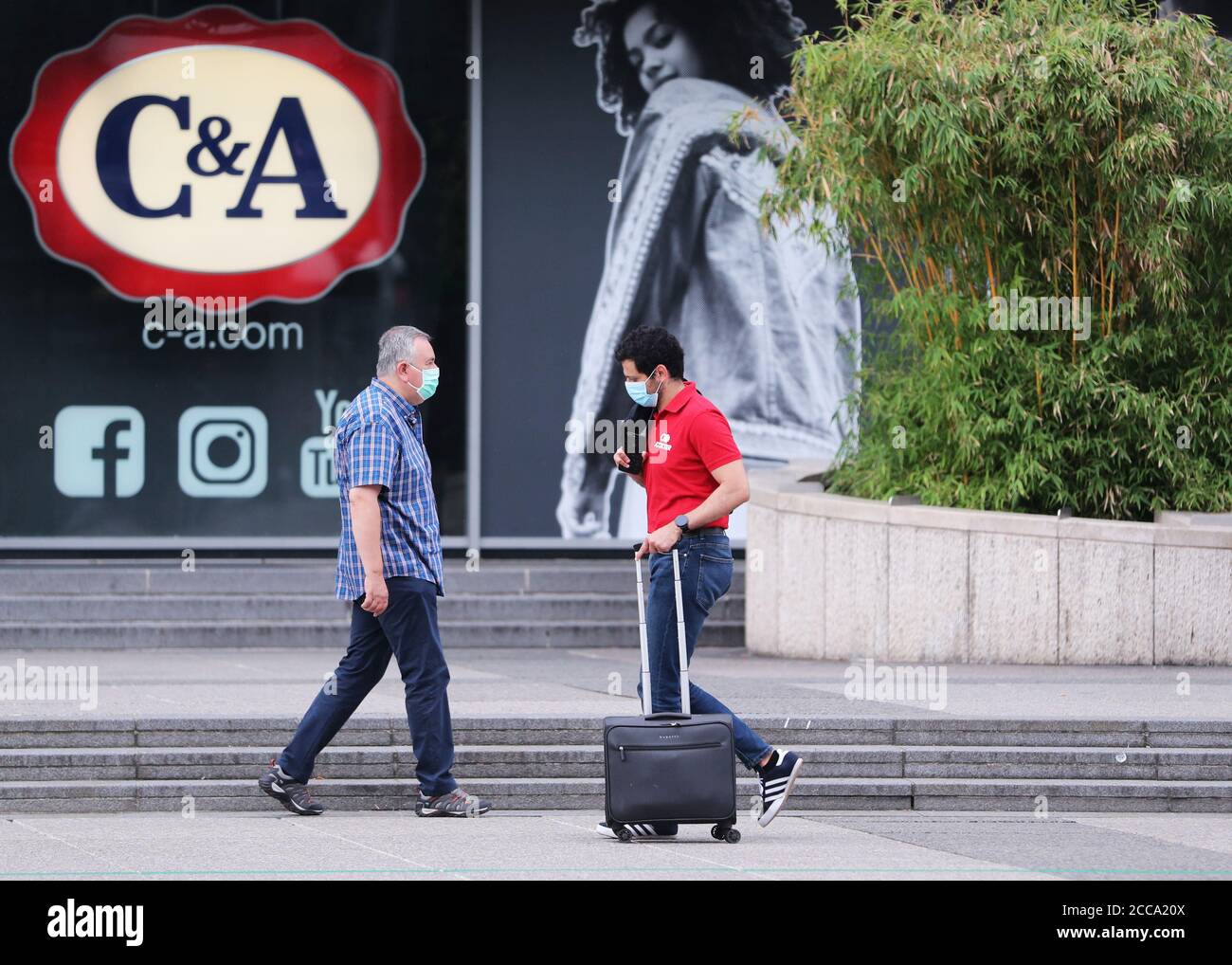 Paris, France. 20 août 2020. Des personnes portant un masque facial marchent dans une rue à Paris, France, le 20 août 2020. Le week-end dernier, l'infection quotidienne de la France a bondir à plus de 3,000 pour la première fois depuis mai. Credit: Gao Jing/Xinhua/Alamy Live News Banque D'Images