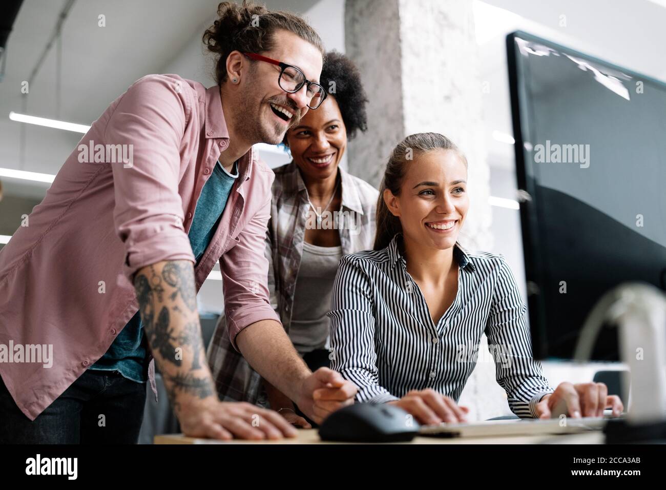 Travailler ensemble sur le projet. Heureux les jeunes collègues d'affaires working in office Banque D'Images