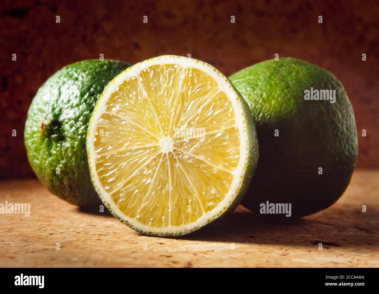 Citron vert, Citrus aurantiifolis, coupe de segments Banque D'Images