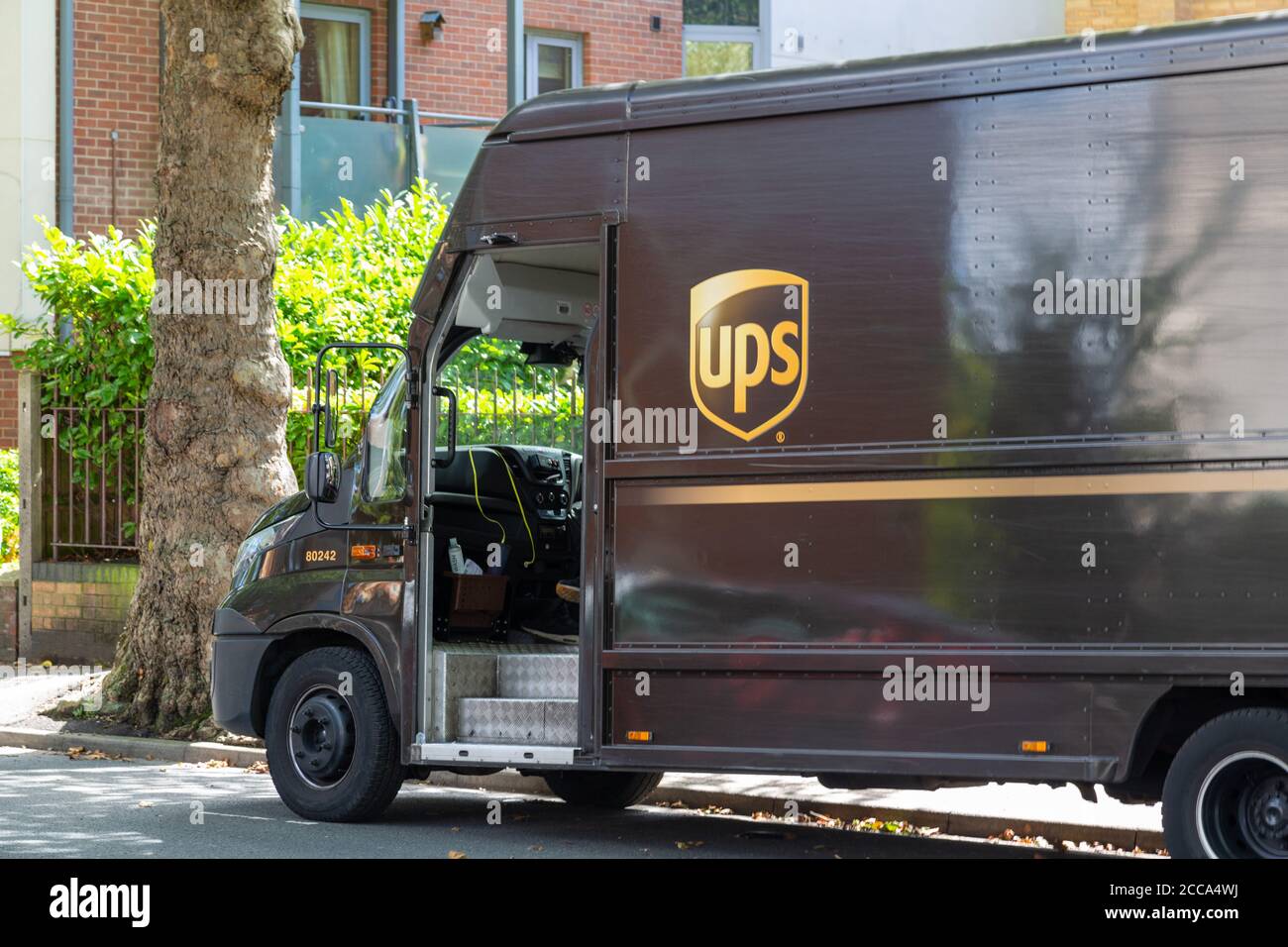 Le côté d'une camionnette UPS stationnée sur un rue pendant la livraison Banque D'Images