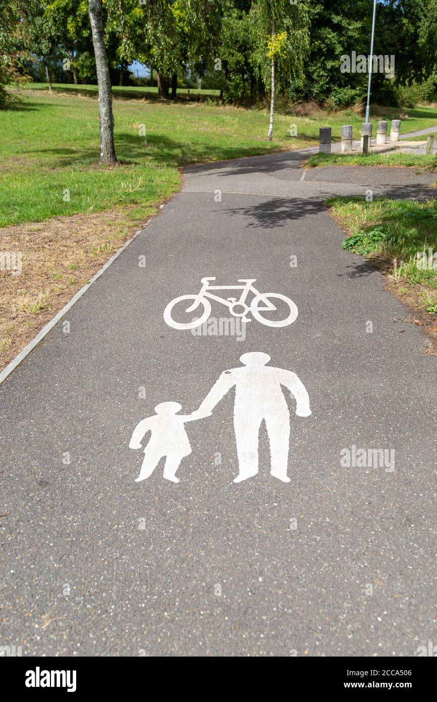 un panneau de chemin partagé pour piétons et cyclistes peint sur un chemin Banque D'Images
