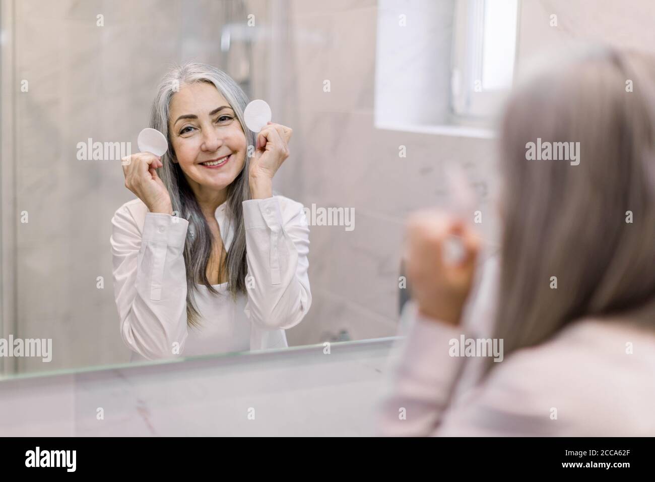 Devant Le Miroir Banque d'image et photos - Alamy