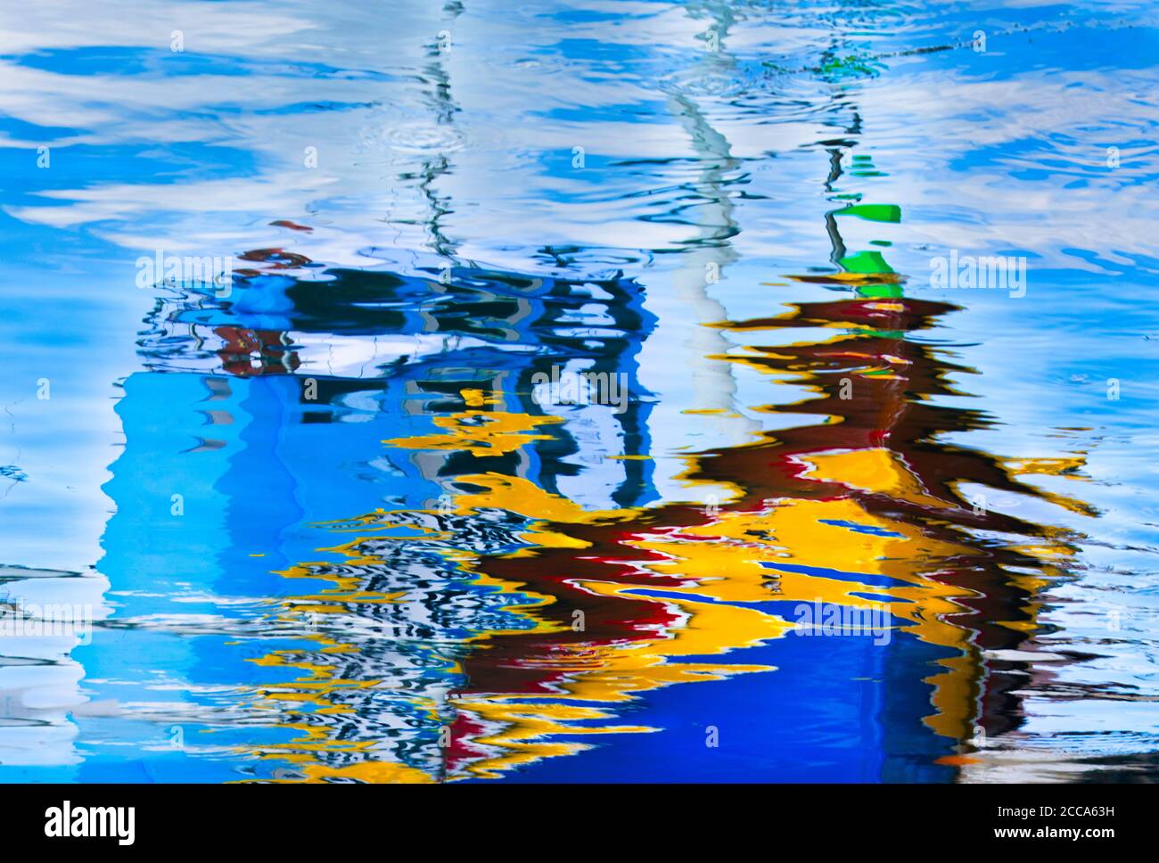 Arrière-plan coloré, arrière-plan abstrait, motif coloré, arc-en-ciel, arrière-plan d'eau, réflexions sur l'eau. Couleurs du bateau sur une eau. Couleurs Luzzu Banque D'Images