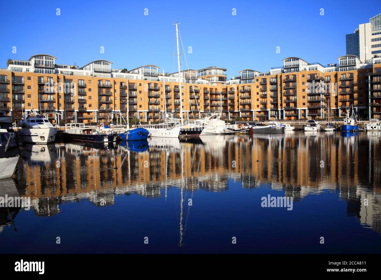 Londres, Royaume-Uni, le 14 janvier 2012 : bateaux à yacht de luxe et voiliers amarrés à la marina de St Katherine Dock sur la Tamise qui est un voyage populaire d Banque D'Images