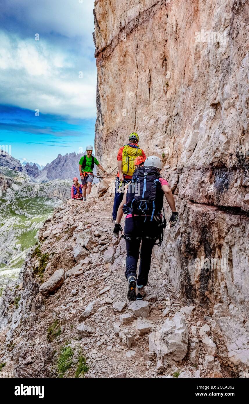 Italie Vénétie - Mountaineers sur la via ferrata (Innerkfler-de Luca) Vers Monte Paterno Banque D'Images