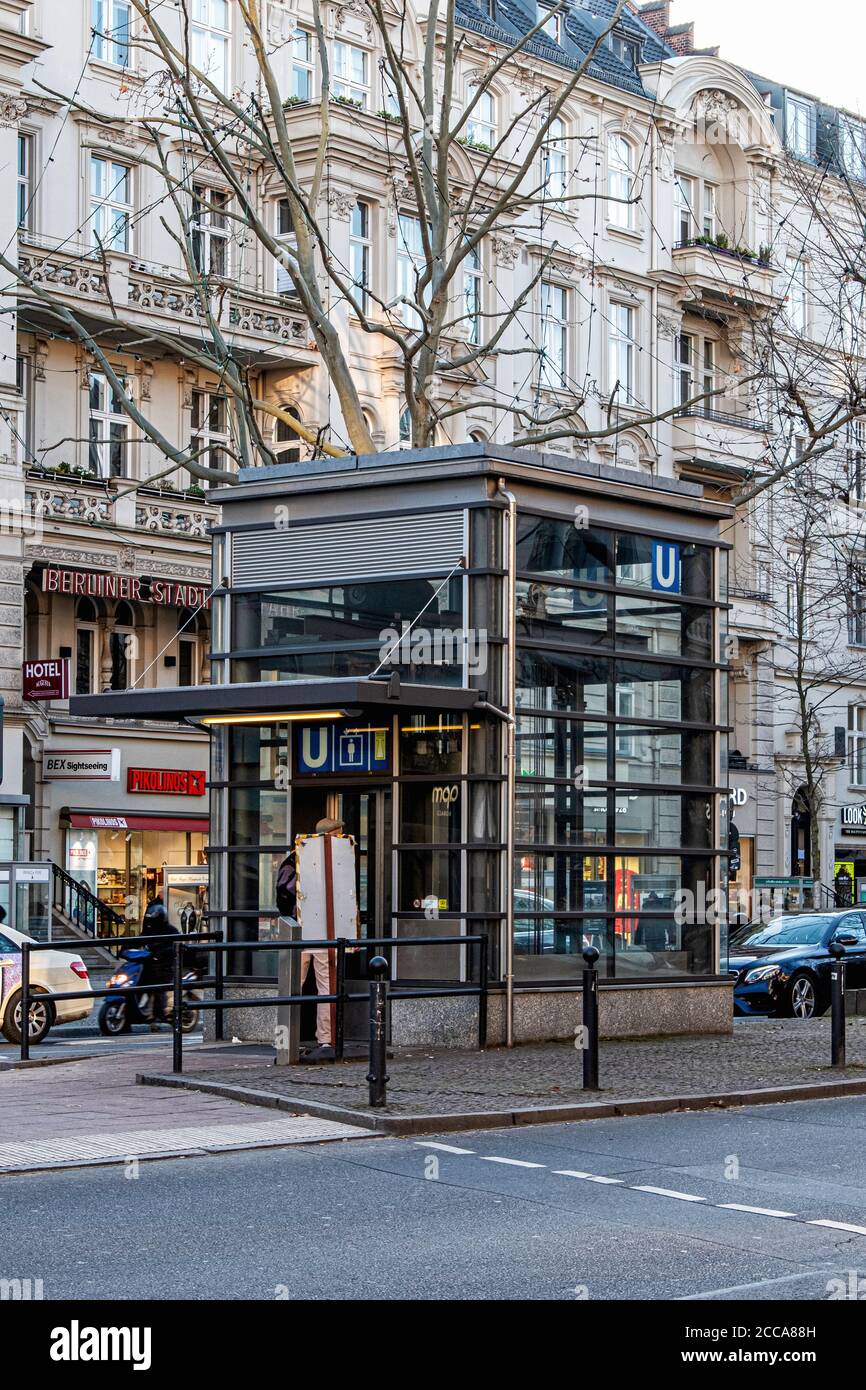 U Uhlandstrasse. Ascenseur de la station de métro de Charlottenburg, Berlin. Terminal ouest de la ligne U1 conçu par Alfred Grenander et ouvert en 191 Banque D'Images