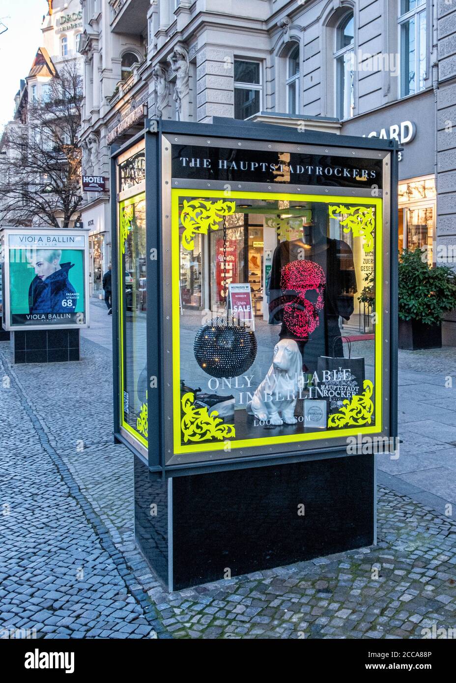 LOOK54 vitrine de sortie mode. Boutique vendant des vêtements Rock and Roll  imprimés à la main à Ku'Damm, Berlin. Les Hauptstadtrockers Photo Stock -  Alamy