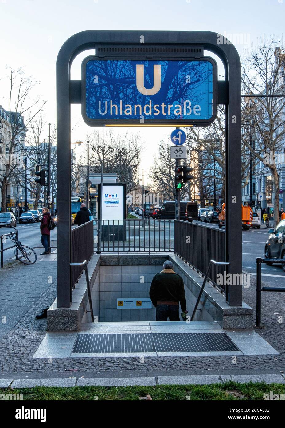 U Uhlandstrasse. Entrée de la station de métro à Charlottenburg, Berlin. Terminal ouest de la ligne U1 conçu par Alfred Grenander et ouvert en 191 Banque D'Images