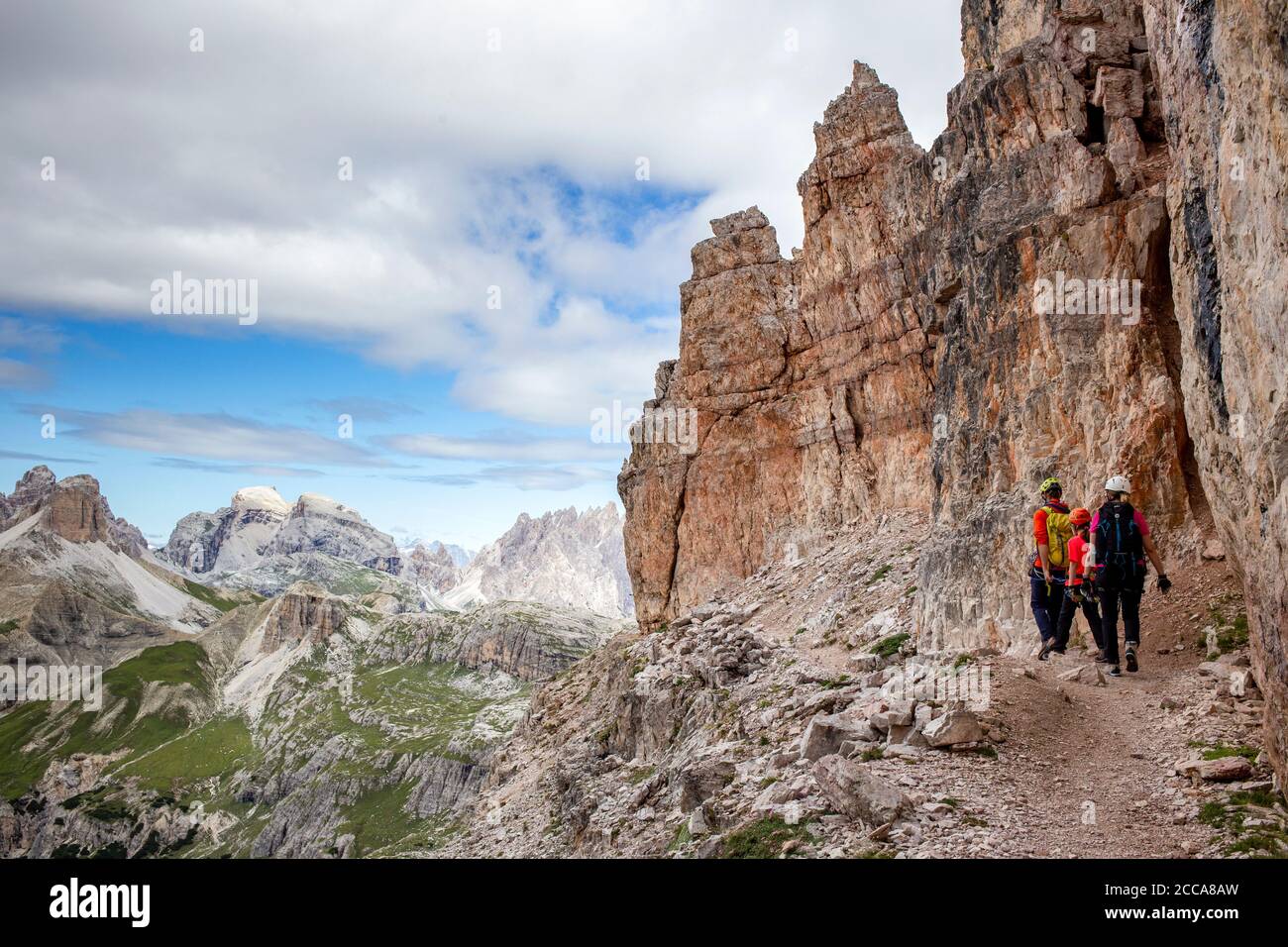 Italie Vénétie - Mountaineers sur la via ferrata (Innerkfler-de Luca) Vers Monte Paterno Banque D'Images